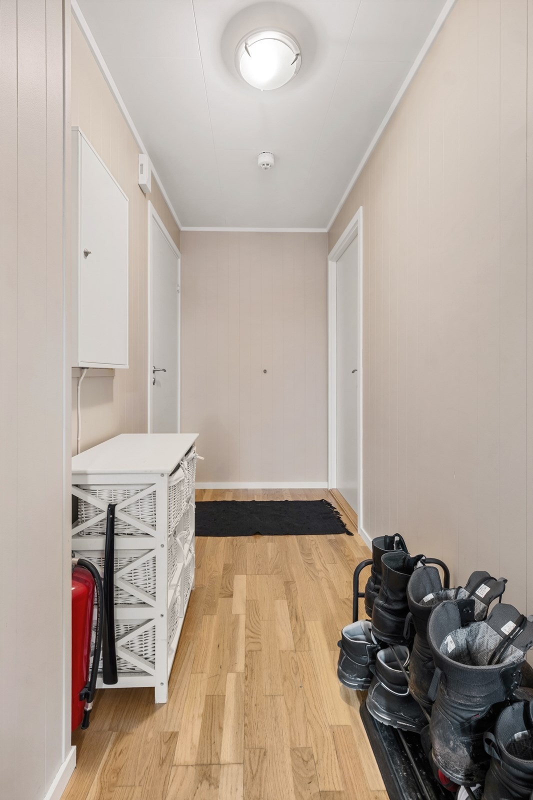 Overflatene er gjennomgående i samme stil som resten av leiligheten, noe som skaper et helhetlig inntrykk Galleribilde