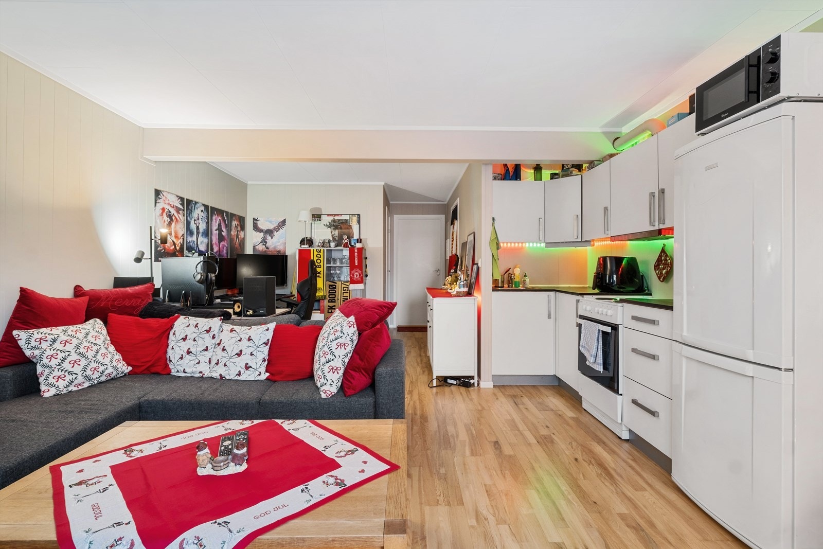 De åpne løsningene mellom stue og kjøkken gir en praktisk og sosial sone Galleribilde