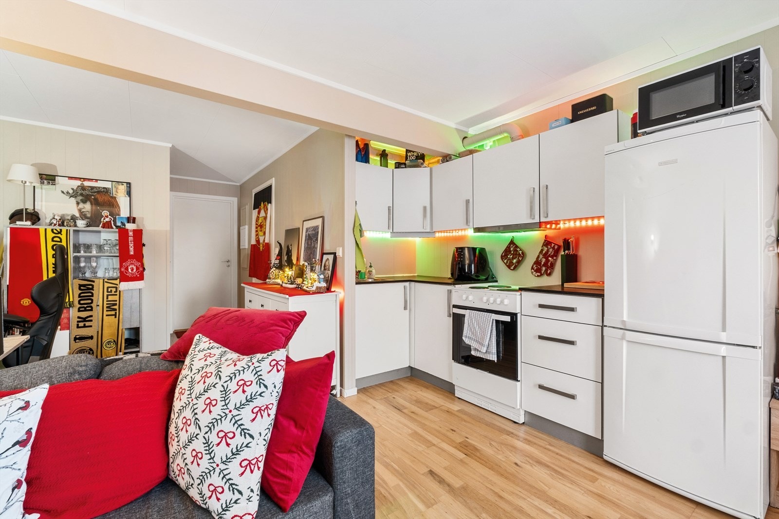 Kjøkkenet tilbyr gode arbeidsflater og lagringsmuligheter Galleribilde