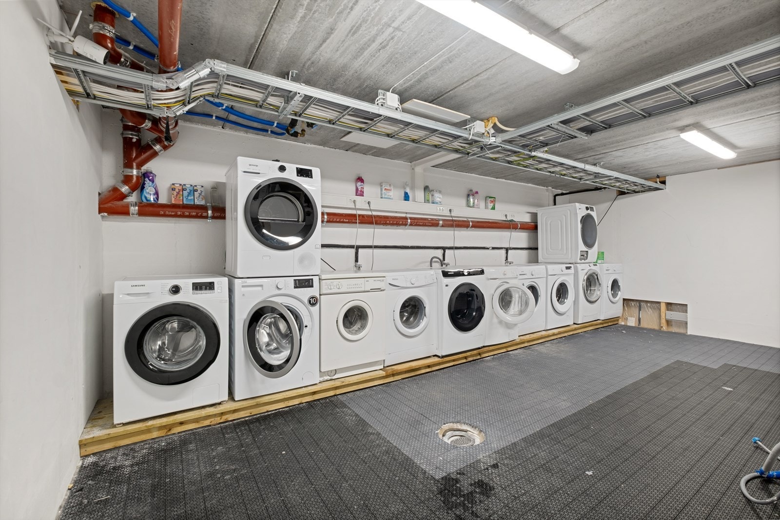 Sameiet har felles vaskerom i kjeller med egen kurs til vaskemaskin Galleribilde