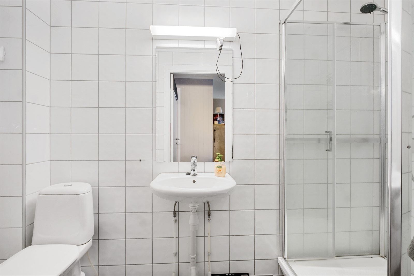 Flislagt bad med elektriske varmekabler i gulvet for økt komfort Galleribilde