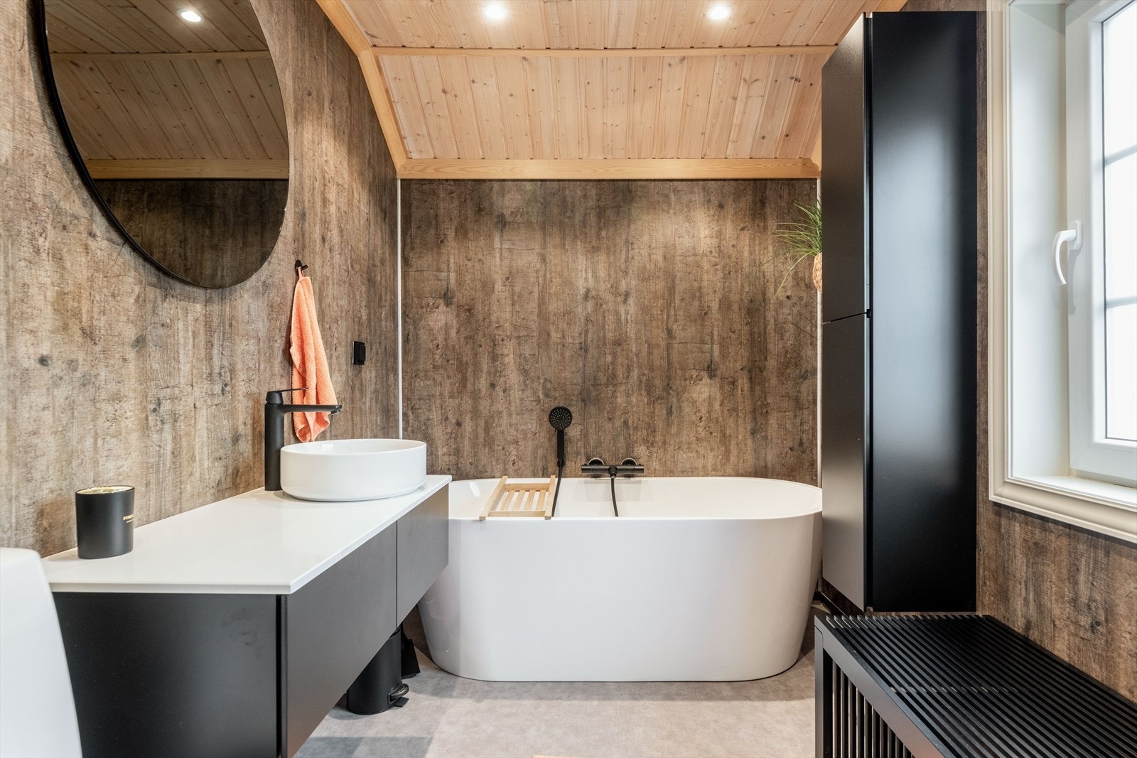 Felles for badene er vinylbelegg på gulvene med varmekabler, vegger kledd med baderomsplater og himlingen har panel. Galleribilde