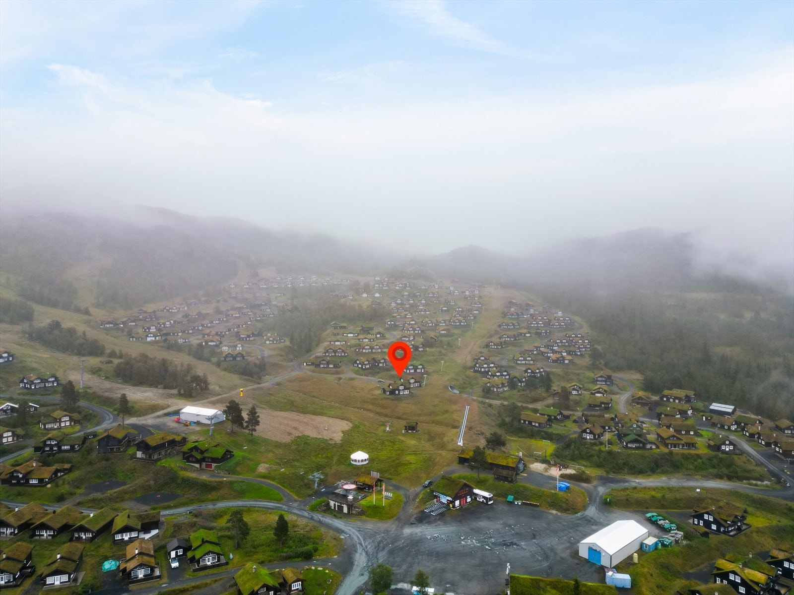 Hytta har en suveren beliggenhet for den alpinglade med direkte tilgang til alpinbakken. Her kan du kjøre rett ut i alpinbakken og like ved har du flotte preparerte langrennsløyper. Galleribilde