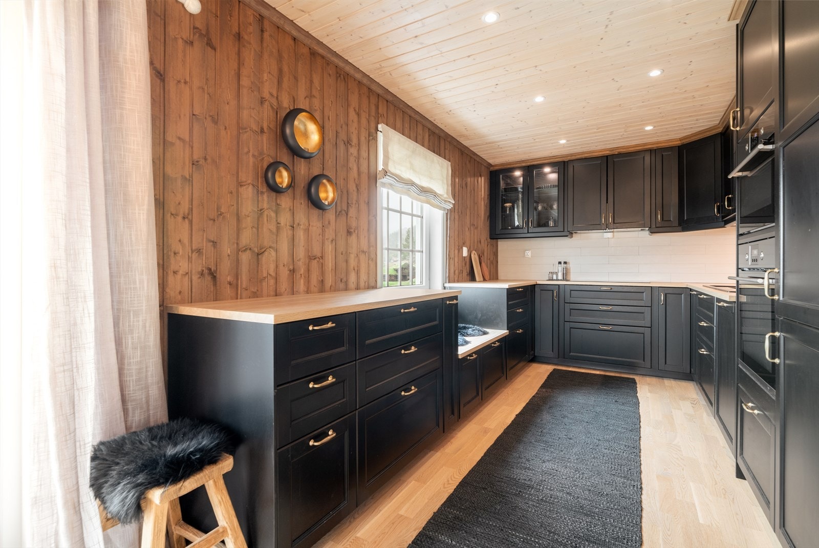 Kjøkkenet er utstyrt med integrert oppvaskmaskin, kjøleskap/frys, mikrobølgeovn, stekeovn og en nedfelt koketopp. Hvitevarer på kjøkken medfølger salget. Galleribilde