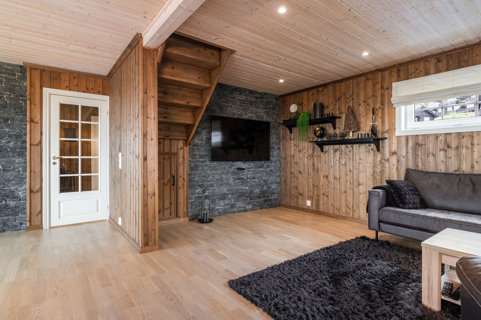 God plass til både spisebord og sofagruppe. Galleribilde