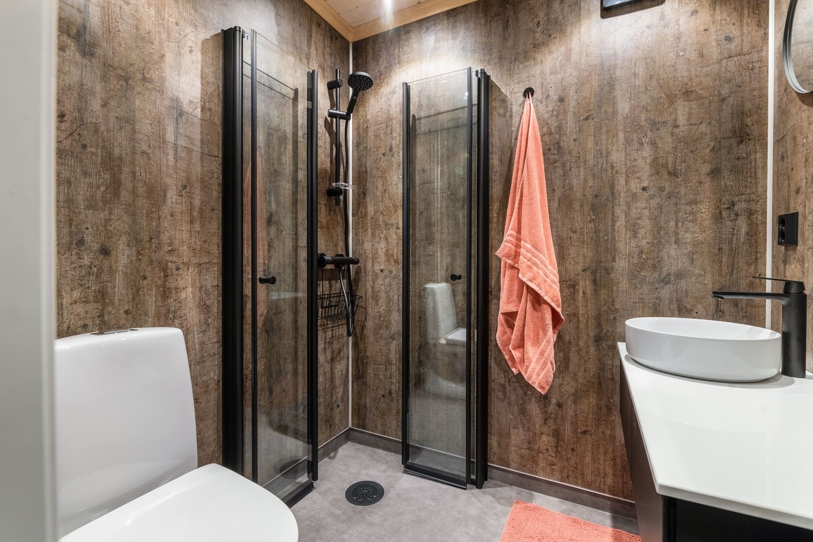 Hytta har to bad, et i hver etasje. Galleribilde