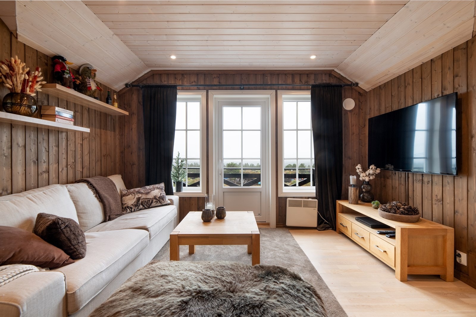 Opp i andreetasje finner man loftstue, fire soverom og bad. Galleribilde