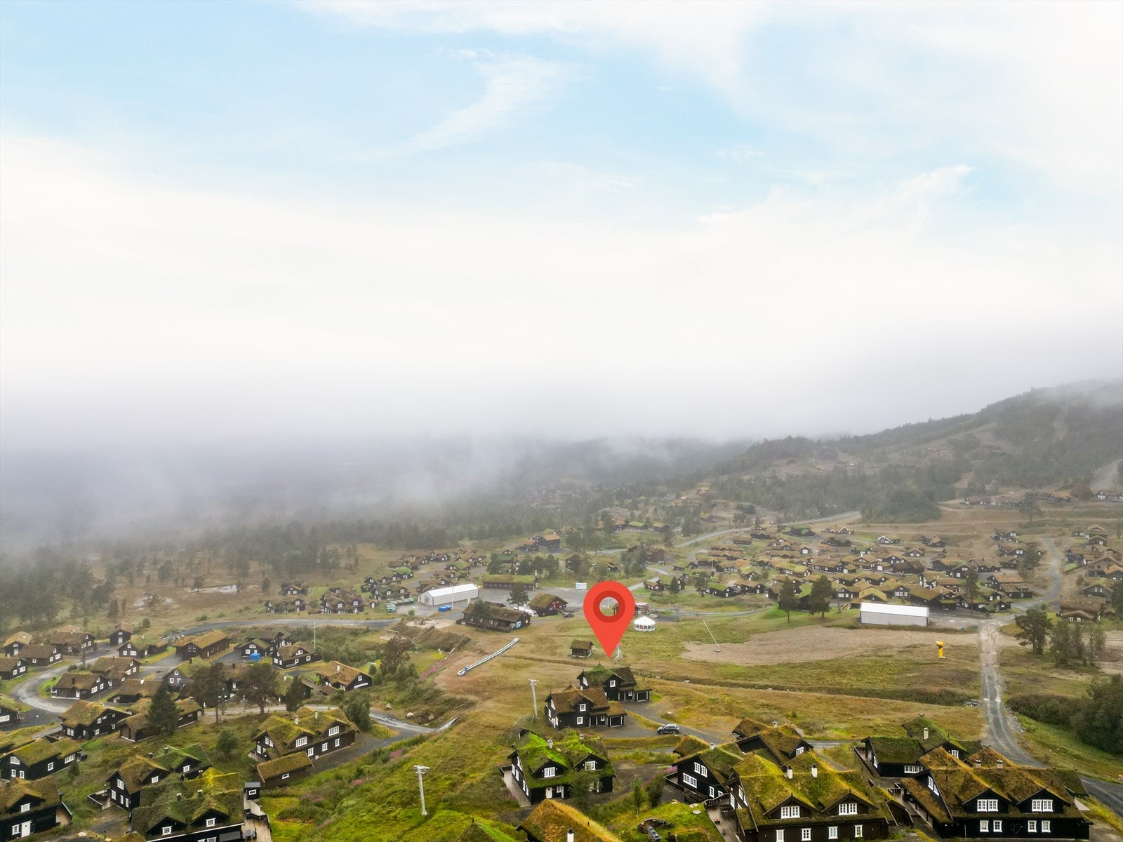 Har du interesser for jakt, fiske, sykling, og riding, vil du kunne få tilgang til det beste av hva den norske fjellheimen har å by på. Uansett årstid har du tilbud om en rekke aktiviteter. I sentrum er det utvalg av både kafeer, og flere butikker Galleribilde