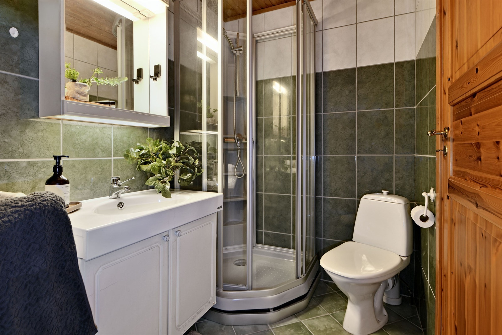 "HYBEL-DEL" - bad - flislagt gulv og vegger - gulvvarme - baderomsinnredning - dusjkabinett - toalett Galleribilde