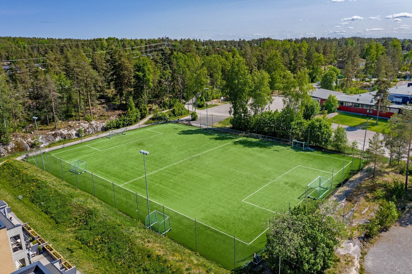 Kort vei til fotballbane ved Hellerasten ungdomsskole Galleribilde