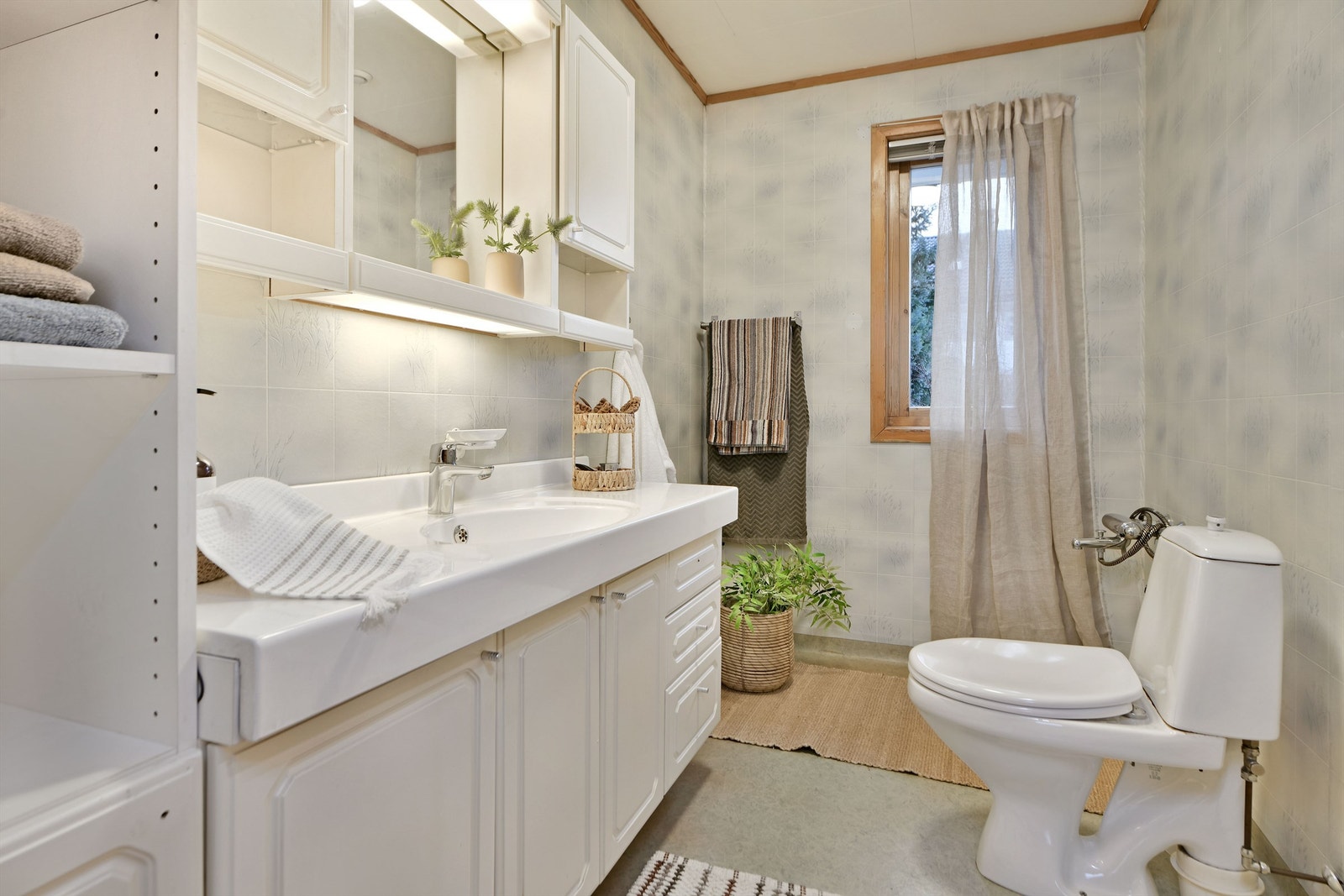 Bad i 1. etasje - gulvvarme - baderomsinnredning - toalett - plass til badekar (dette er idag fjernet) Galleribilde