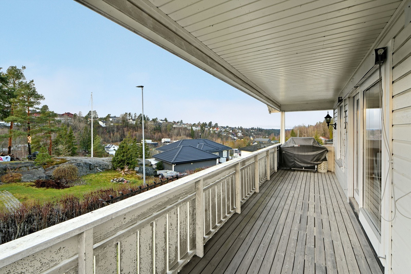 Veranda - utgang fra stue - overbygget terrasse med hyggelig utsikt Galleribilde