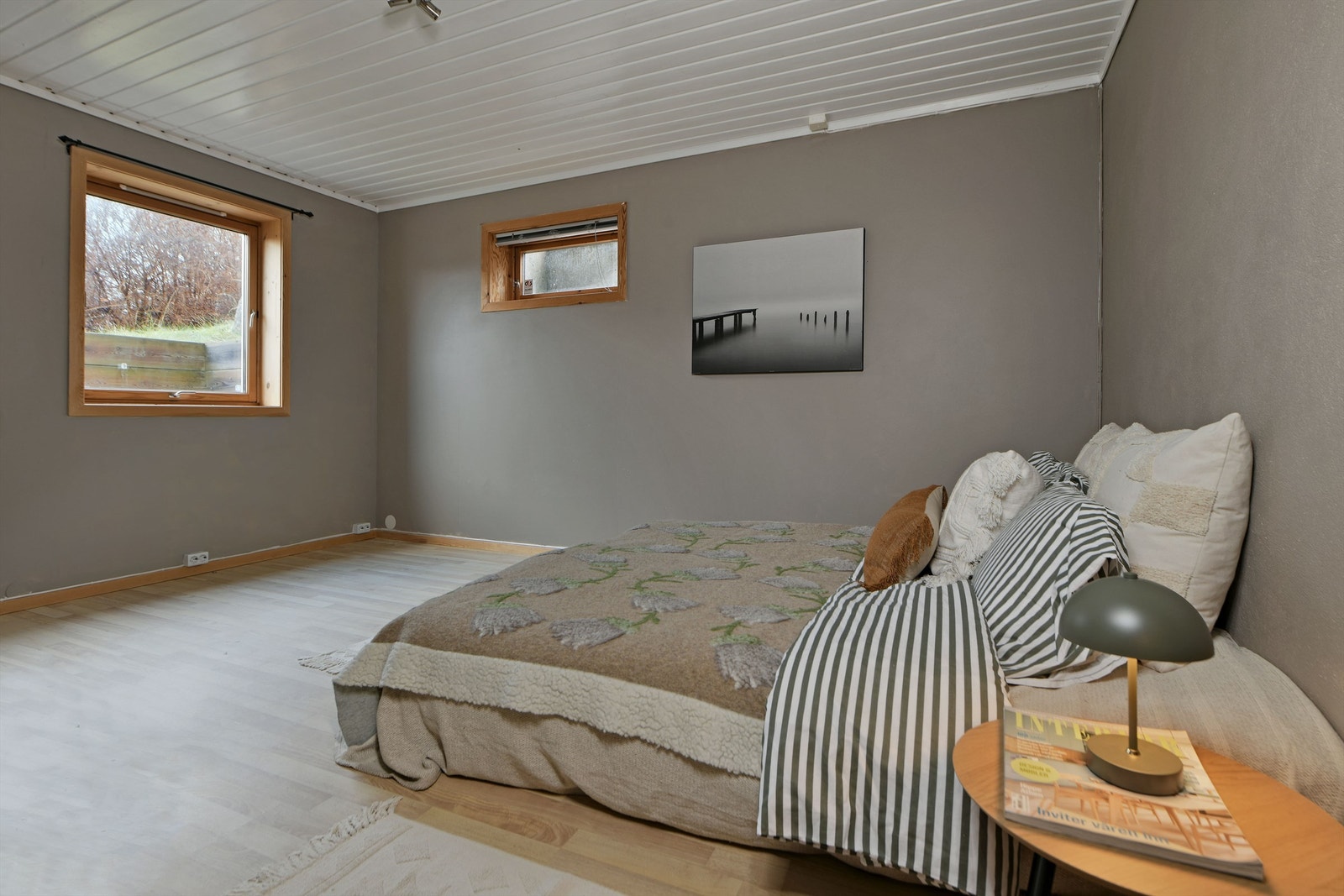 Rom tidligere benyttet som soverom - stort rom - rommet er definert som "disponibelt rom" i byggetegninger, og således ikke godkjent til varig opphold/soverom - det ble gitt unntak for søknadsplikt for å sette inn større vindu i dette rommet i 2005 Galleribilde