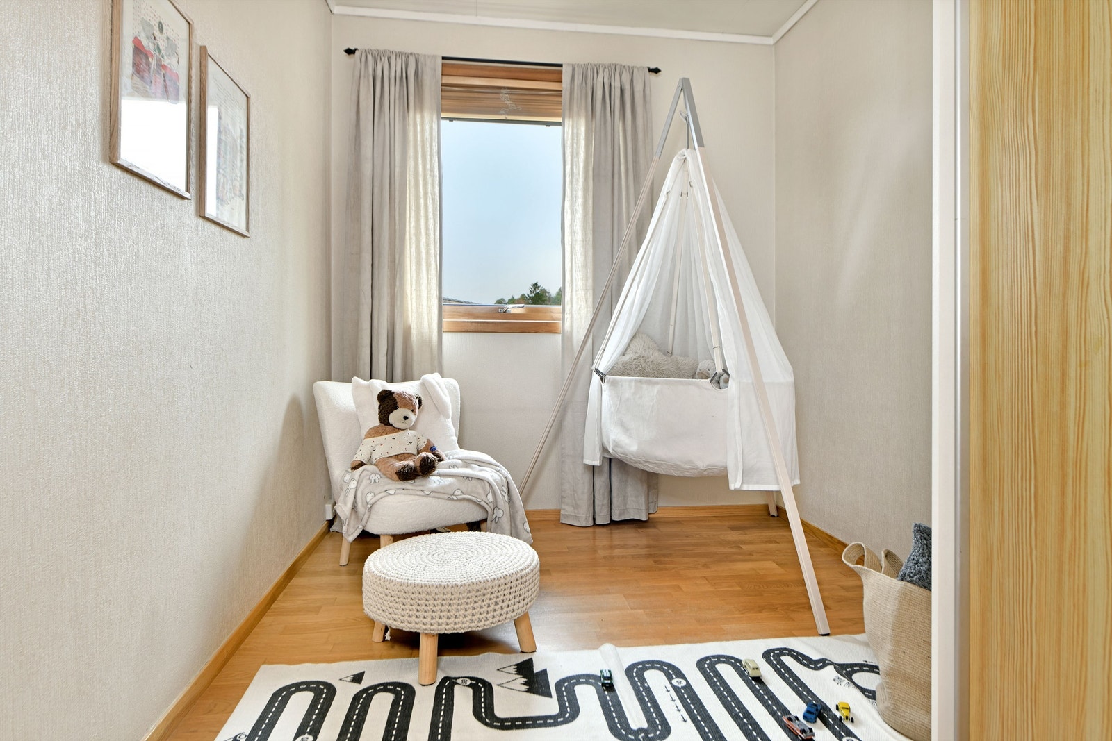 Soverom 1 - inngang fra entré - vindu orientert mot nord Galleribilde