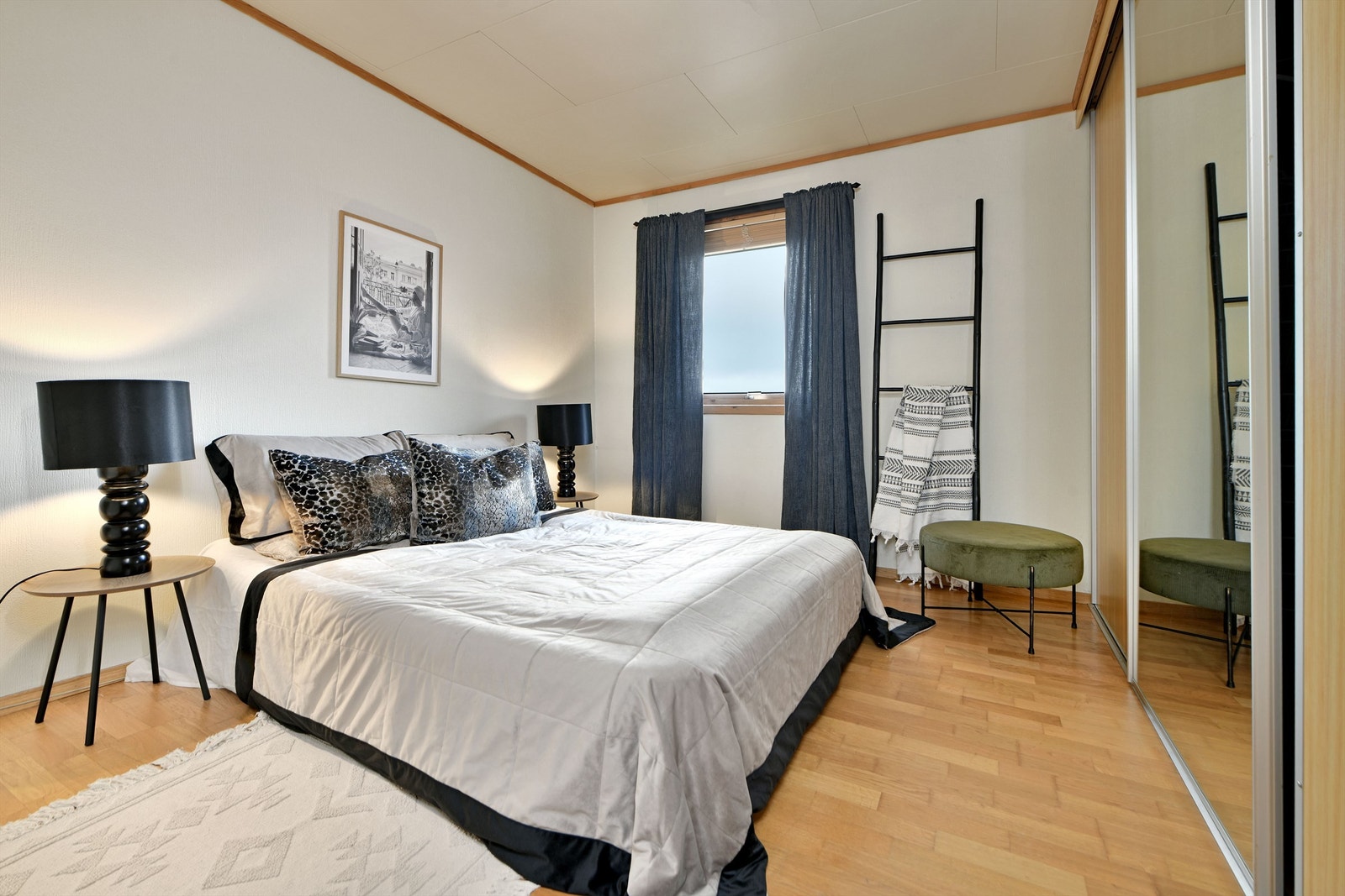 Soverom 2 - romslig hovedsoverom med god plass til oppbevaring, dobbeltseng og nattbord Galleribilde