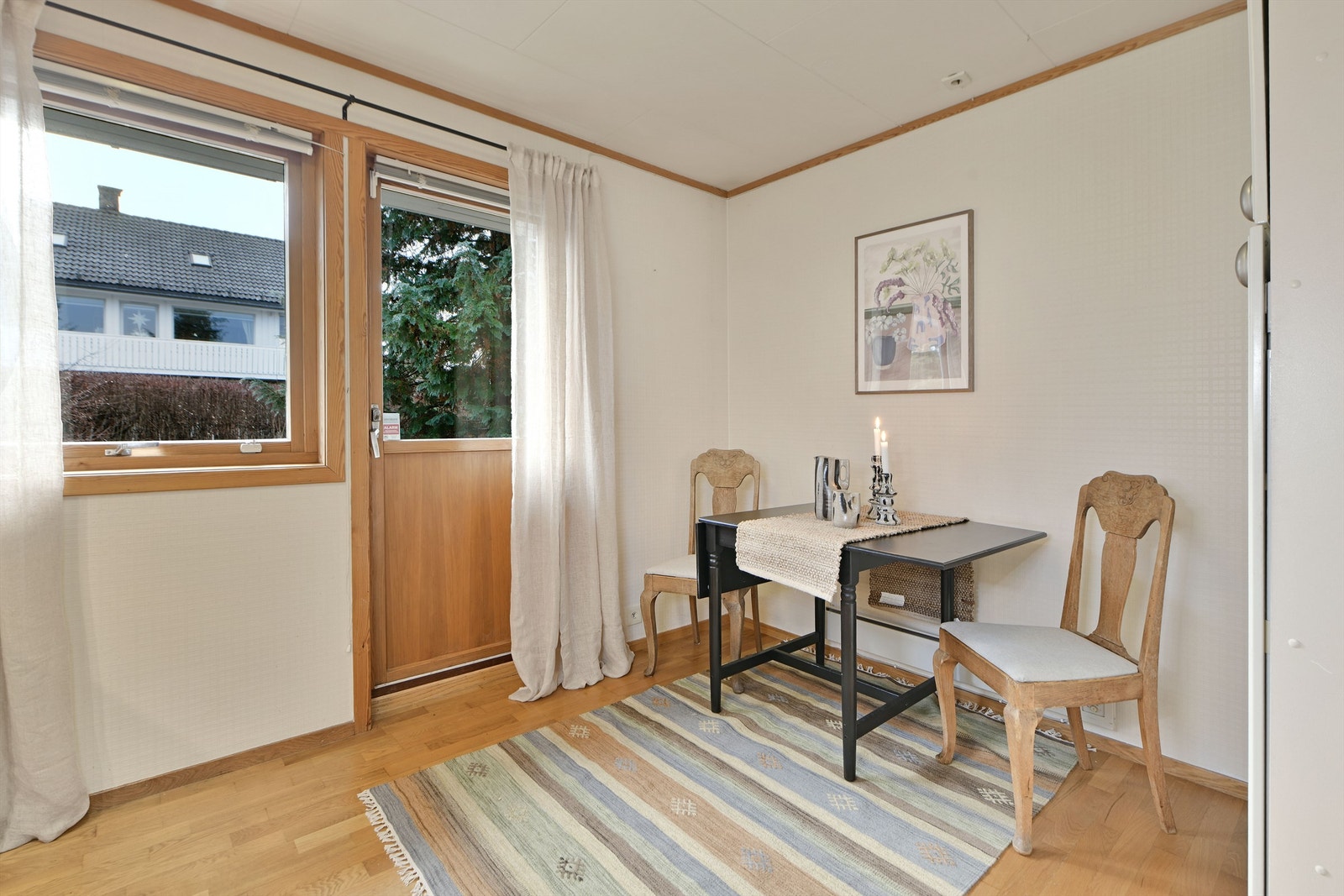 Kjøkken- kjøkkenet er romslig og har mulighet for spiseplass - utgang til solrik uteplass orientert mot syd med sol fra tidlig morgen Galleribilde