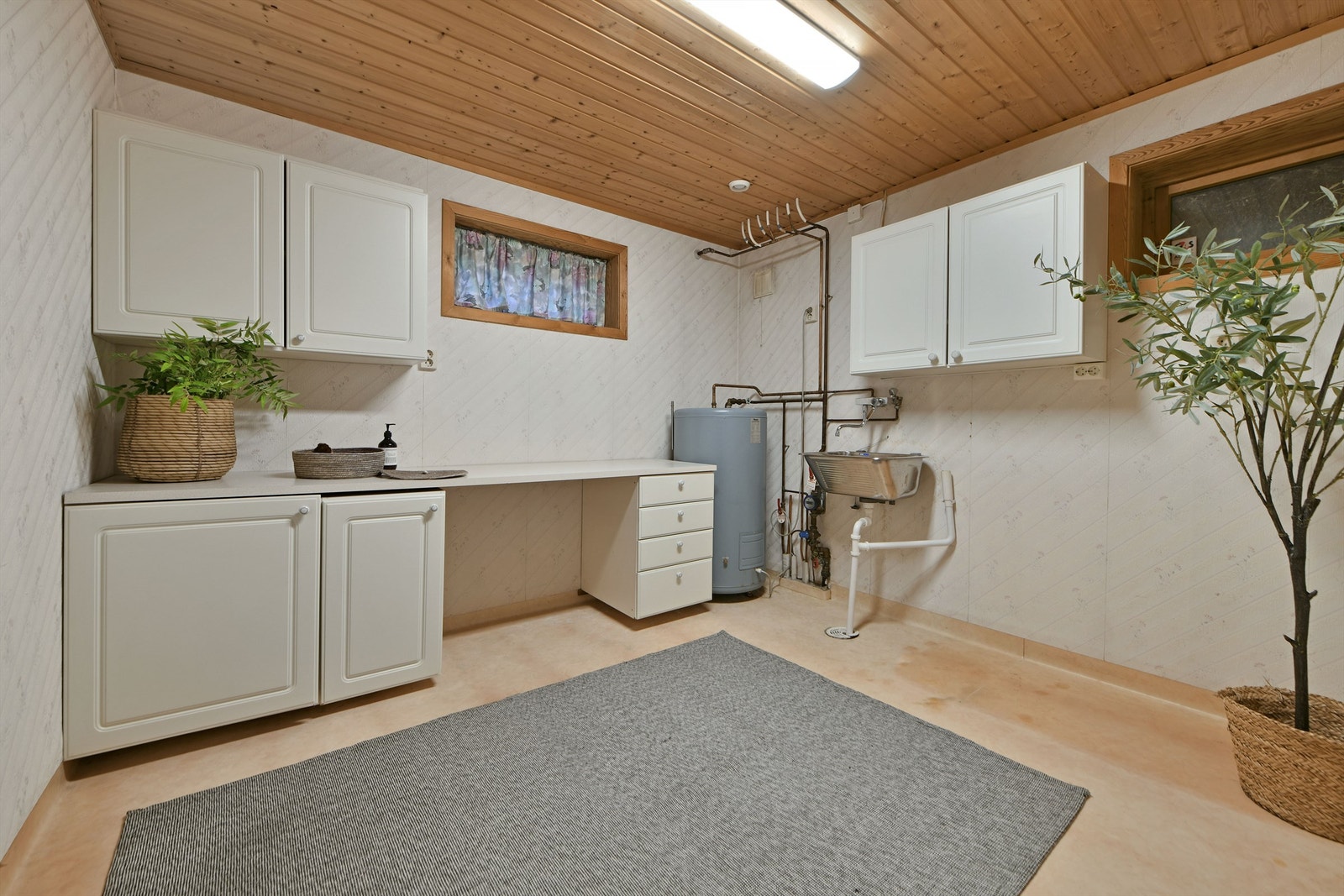 Vaskerom - stort vaskerom med utslagsvask og godt med skapplass Galleribilde