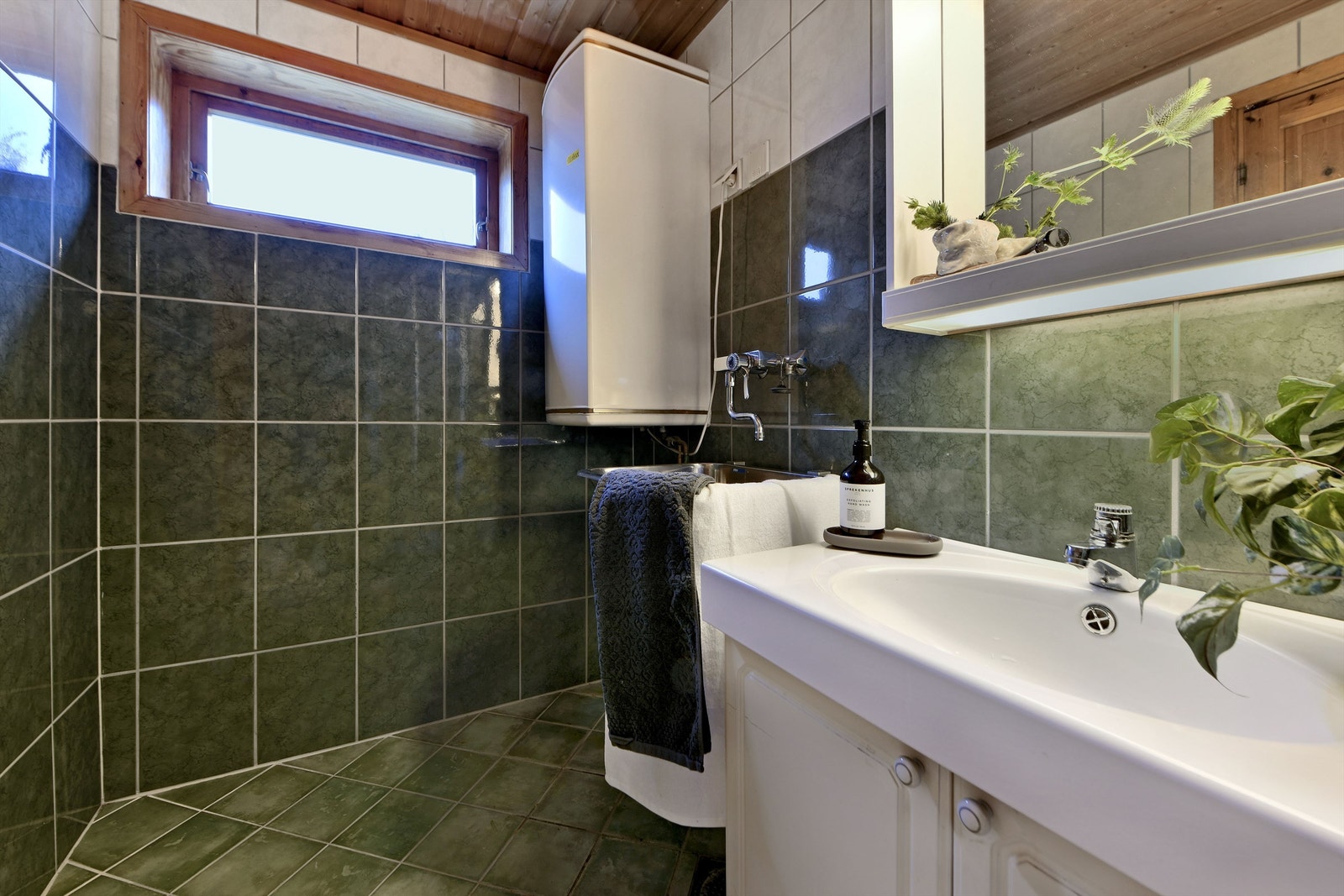 "HYBEL-DEL" - bad - varmtvannsbereder - utslagsvask Galleribilde