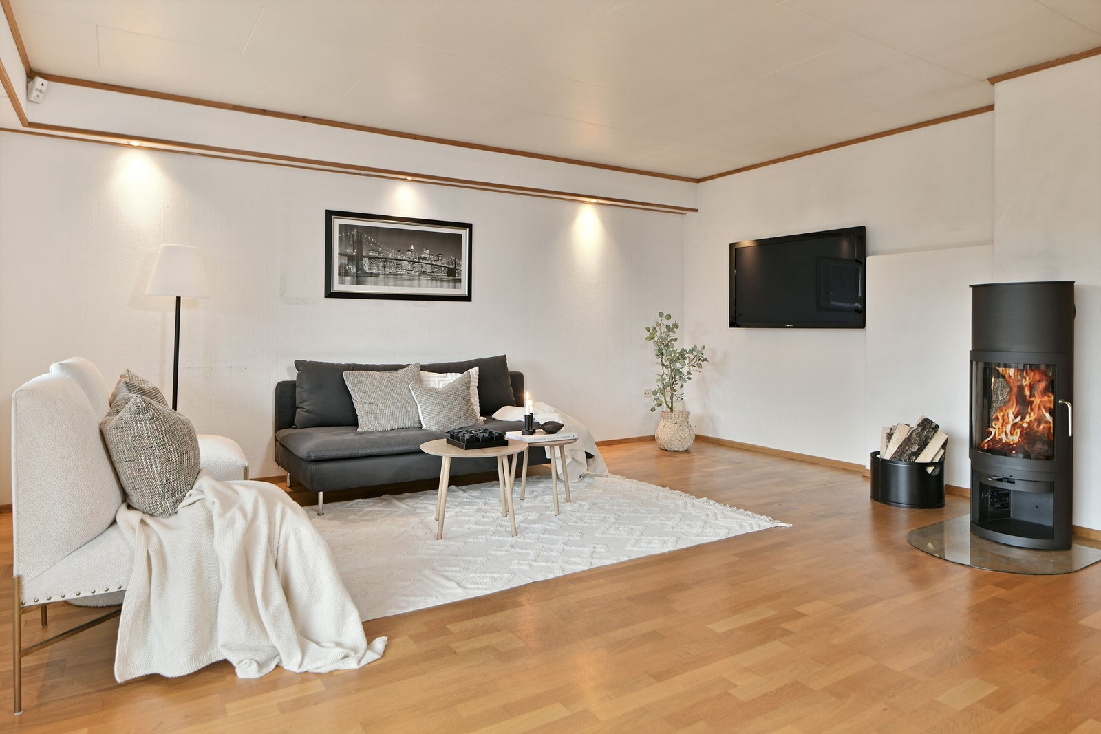 Stue - romslig stue med peis, store vindusflater og utgang til terrasse Galleribilde