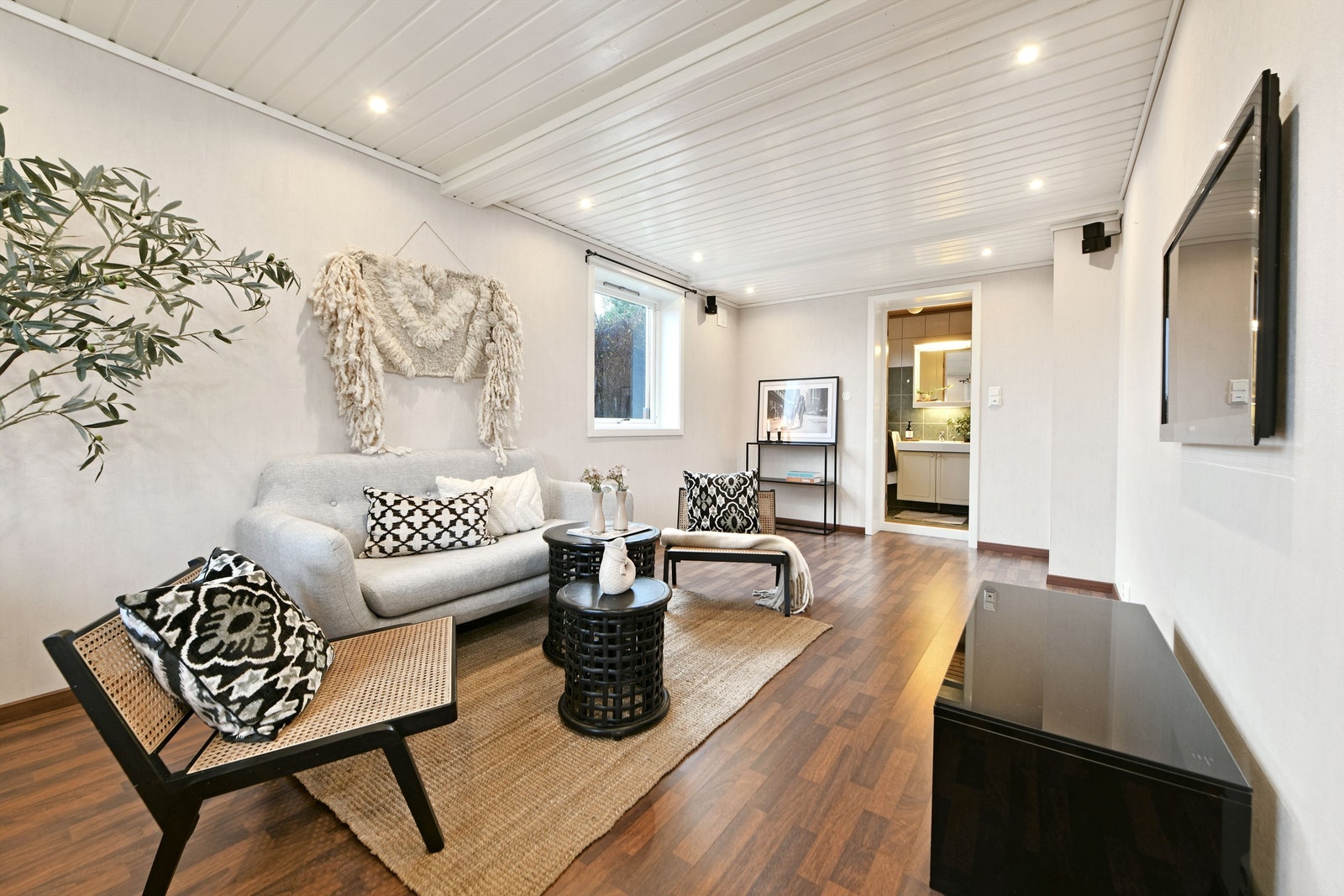 "HYBEL-DEL" - i underetasje - stue - romslig rom - vindu orientert mot nord og vest - downlights i himling - gulvvarme - dette rommet er i bygningstegninger definert som hybel (det mangler kjøkken i dette rommet for å benytte del av bolig som hybel) Galleribilde