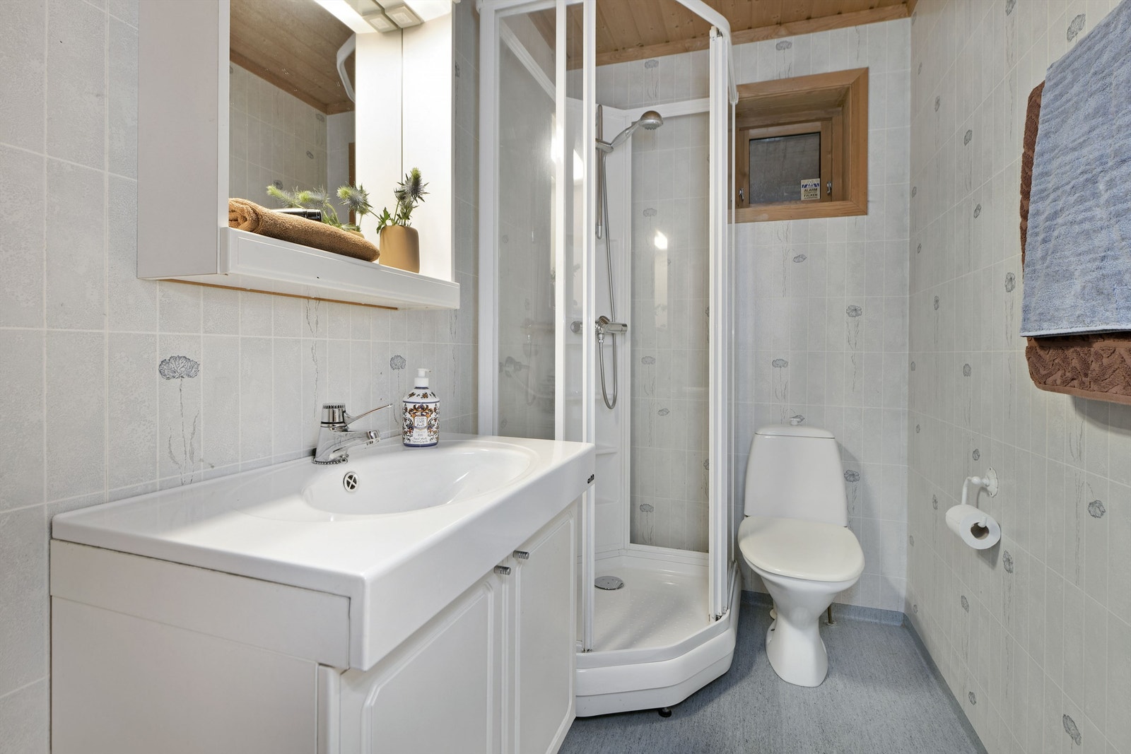 Bad i underetasje - gulvvarme - baderomsinnredning - dusjkabinett Galleribilde