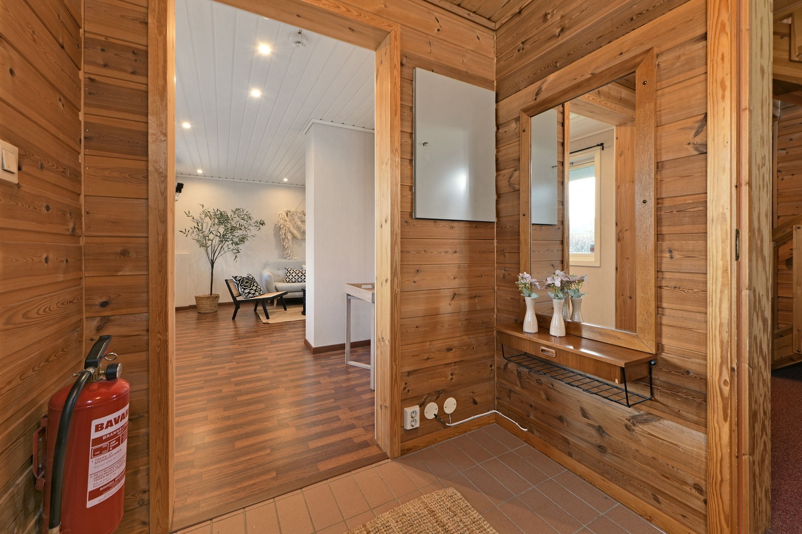 "HYBEL-DEL" - entré - egen inngang - sikringsskap Galleribilde