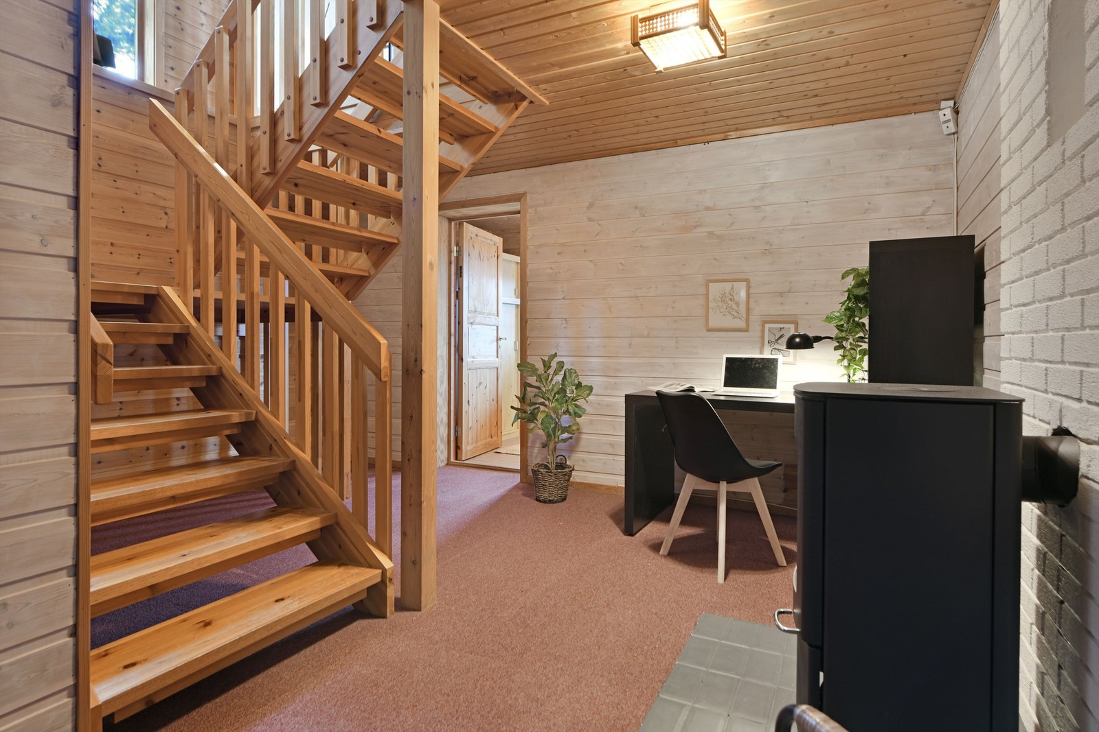 Gang i underetasje - gulvvarme - peisovn Galleribilde