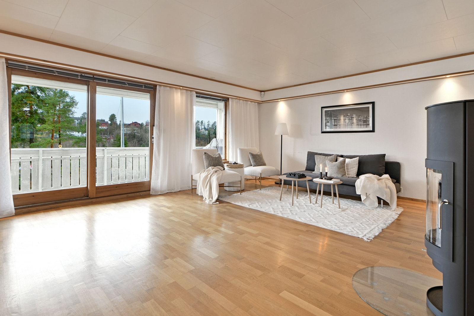 Stue - lys og luftig stue med store vindusflater - utgang til solrik uteplass via skyvedør Galleribilde