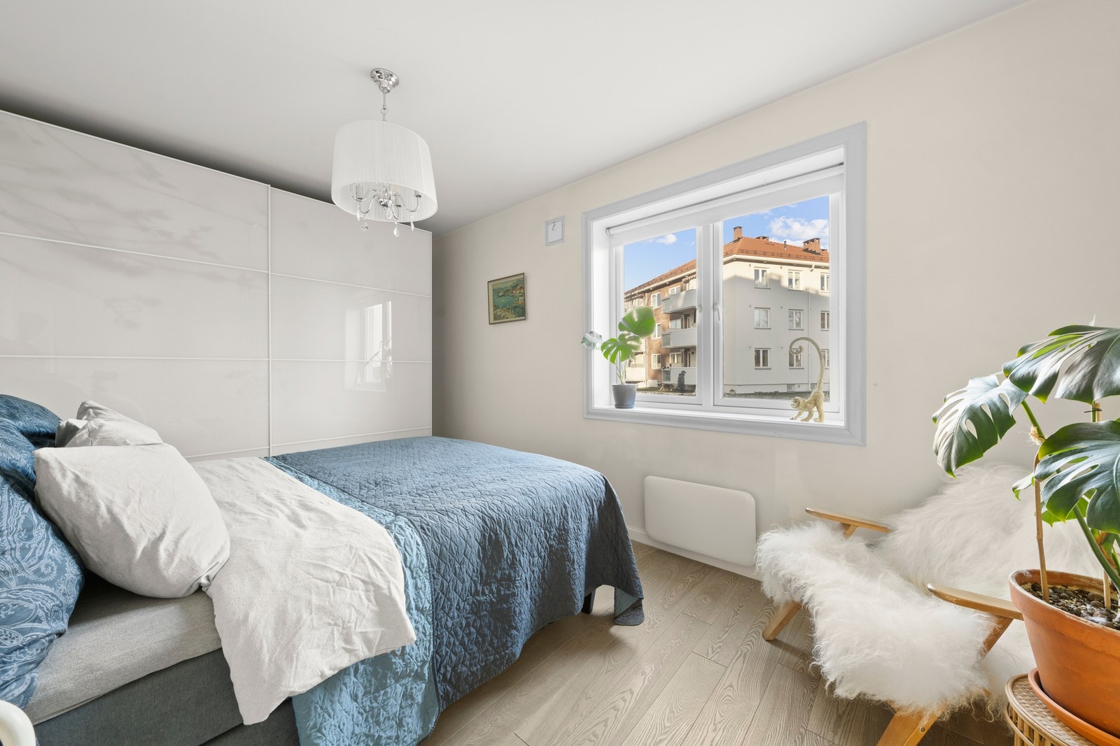 Hovedsoverommet er romslig og lett å innrede med stor seng og nattbord på begge sider Galleribilde