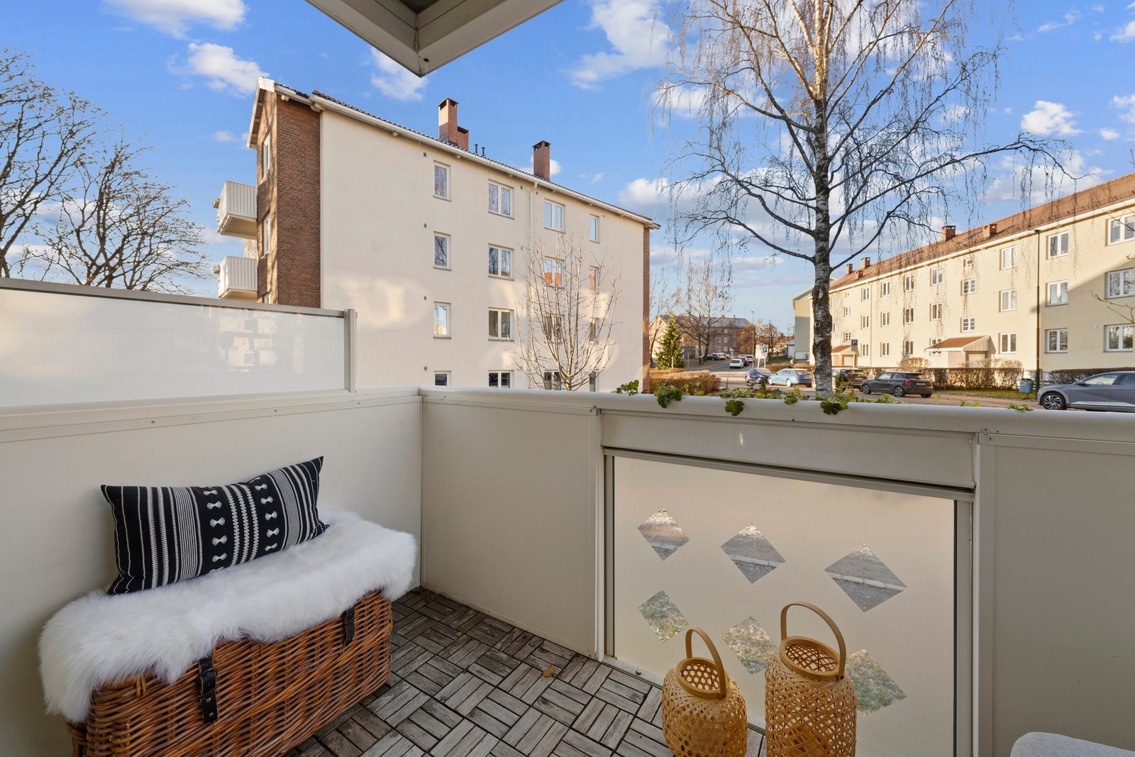 Balkongen har god plass til sittegruppe, beplantning og er perfekt for lange sommerdager med utsikt over de grønne og pent vedlikeholdte fellesarealene. Det er rikelig dyreliv på Keyserløkka, på balkongen er det en symfoni av fuglekvitter fra vår til høst Galleribilde