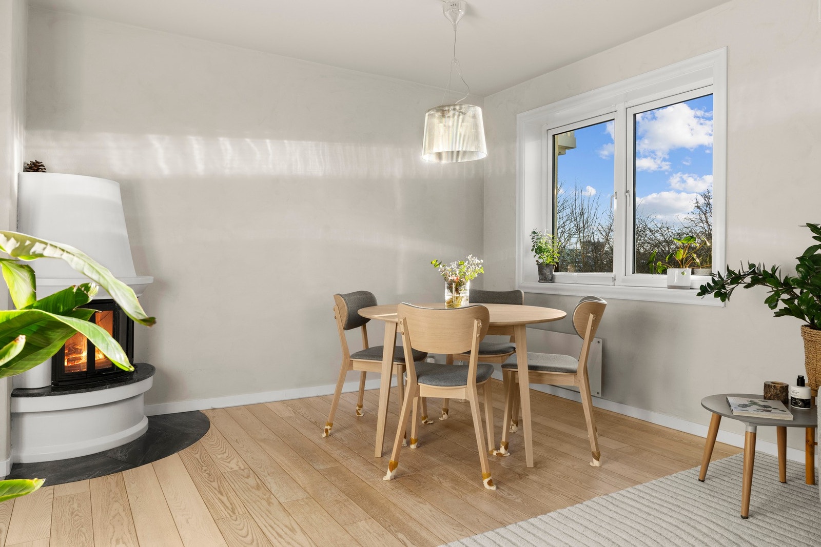 Pipeløpet ble rehabilitert i regi av borettslaget i 2024. Peisen gir ekstra varme og stemning på kalde vinterdager Galleribilde