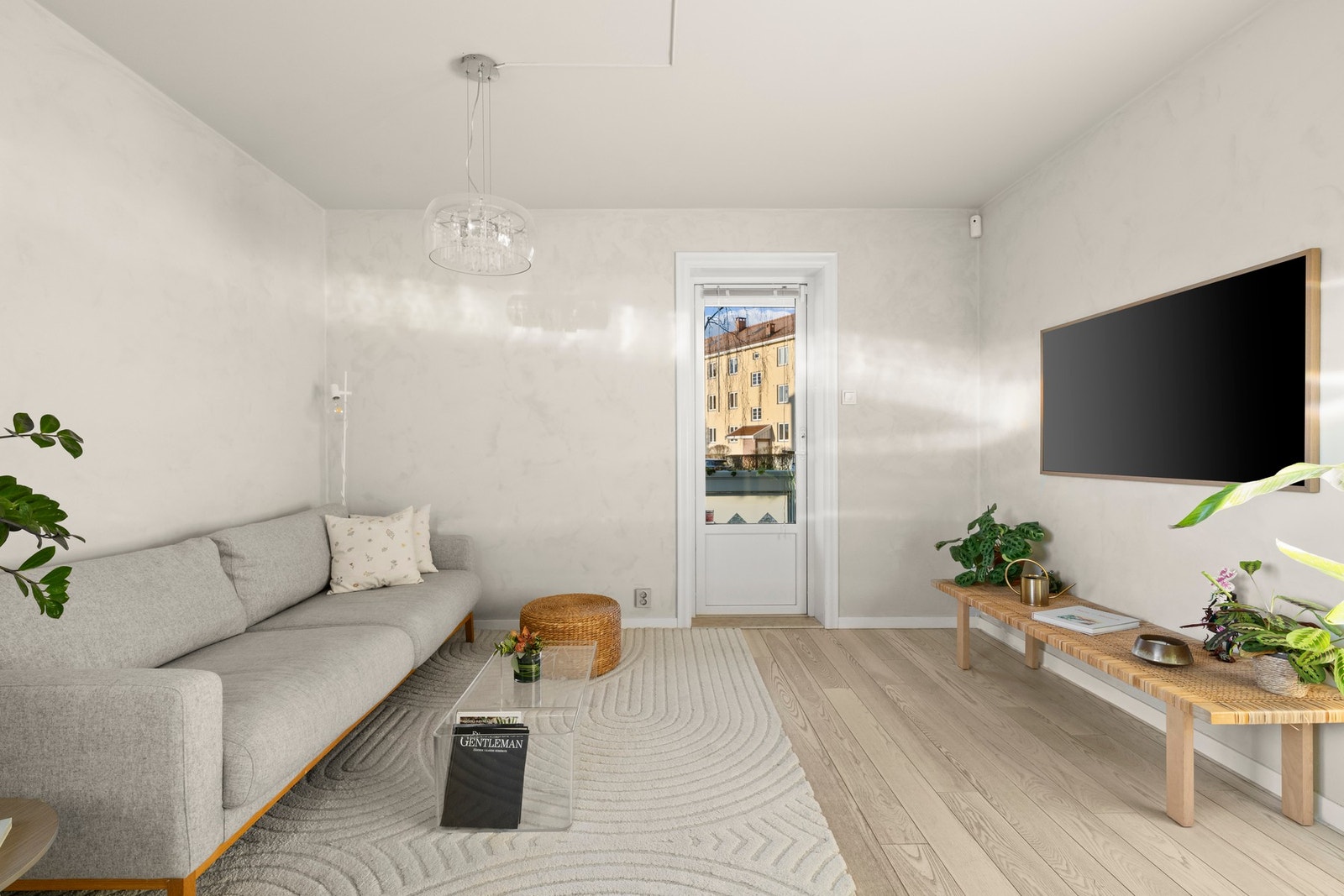 Fra stuen kommer du ut til den vestvendte balkongen som fungerer som en forlengelse av stuen på varme sommerdager. Galleribilde