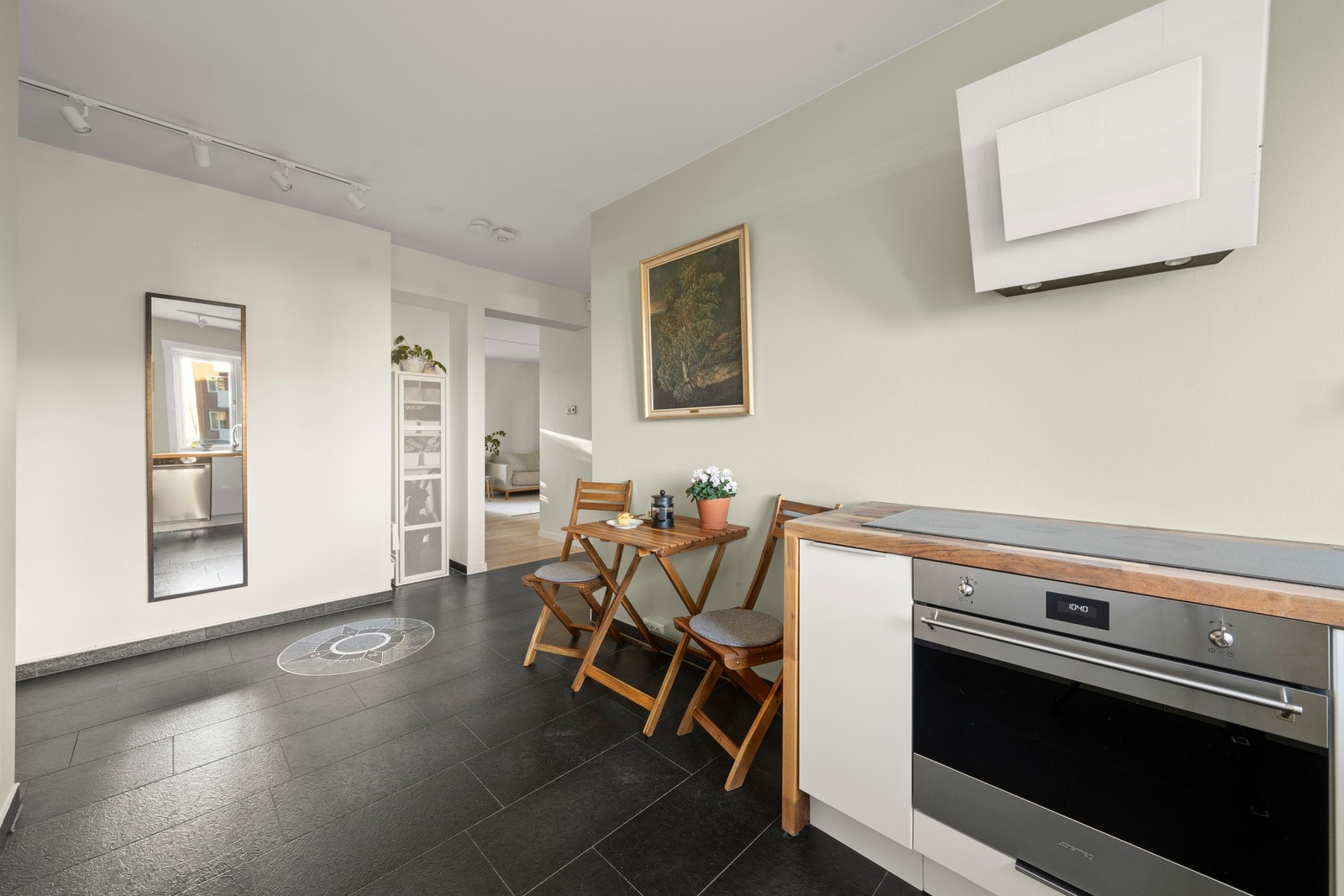 Her finner du integrert koketopp og stekeovn, kjøl/frys og opplegg for oppvaskmaskin Galleribilde