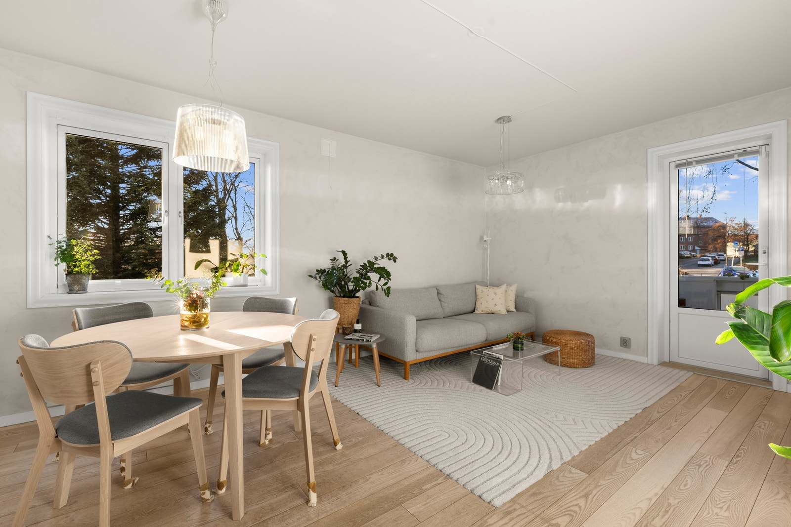 Stuen er hjemmets naturlige samlingspunkt - stuen fremstår både lys og trivelig Galleribilde