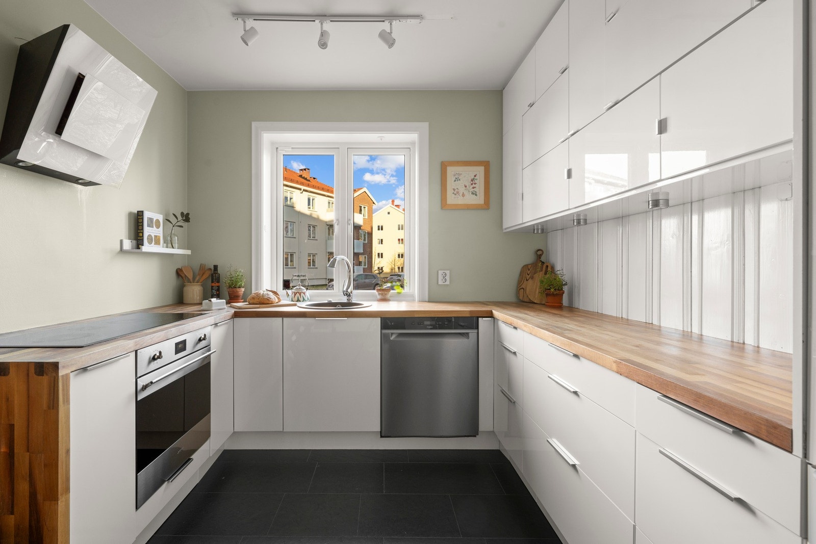 Det delvis separate kjøkkenet er både funksjonelt og stilrent, med god plass til matlaging. De gode lysforholdene skaper et kjøkken som er behagelig å oppholde seg i Galleribilde