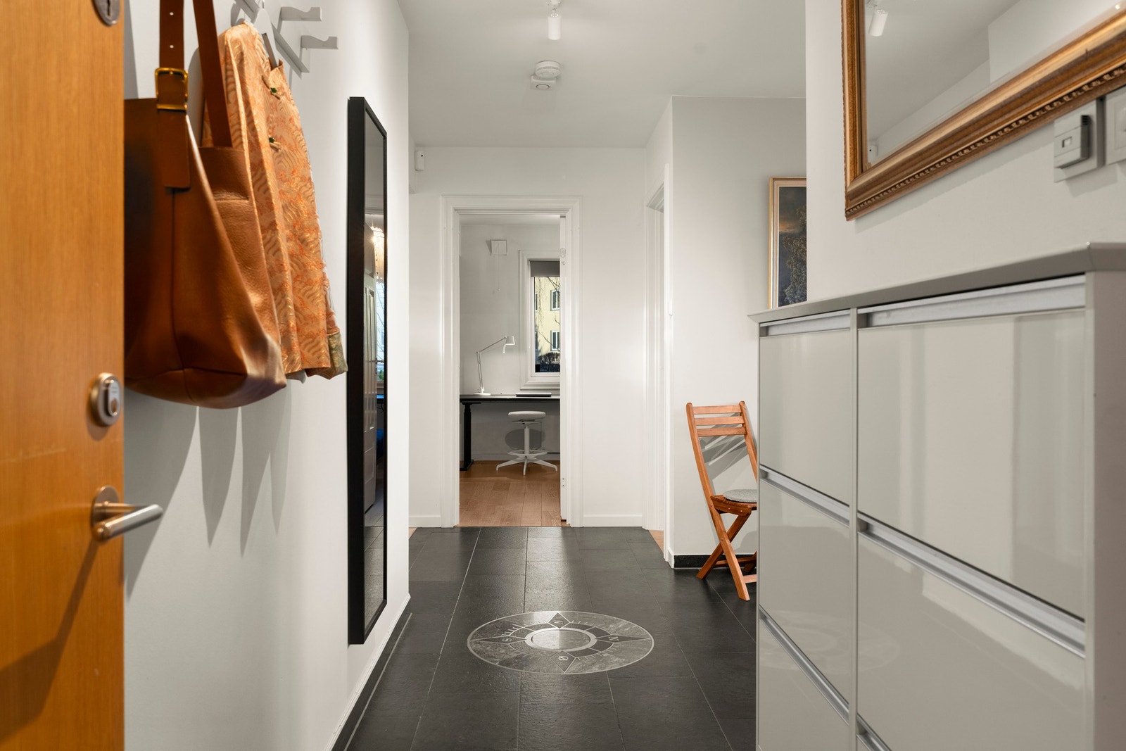 Velkommen inn i en lys og romslig entré som setter tonen for resten av boligen Galleribilde