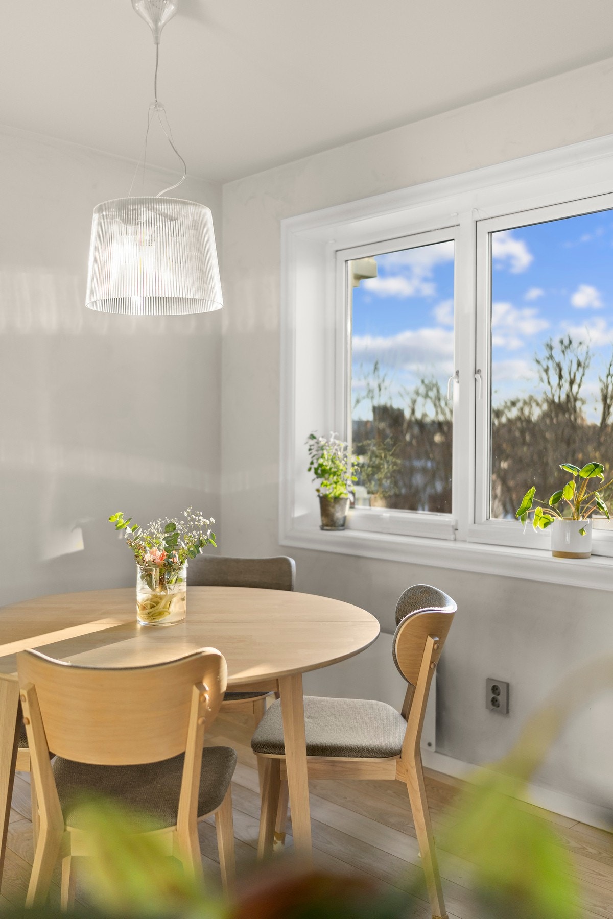 De store vindusflatene gir rommet en åpen atmosfære Galleribilde