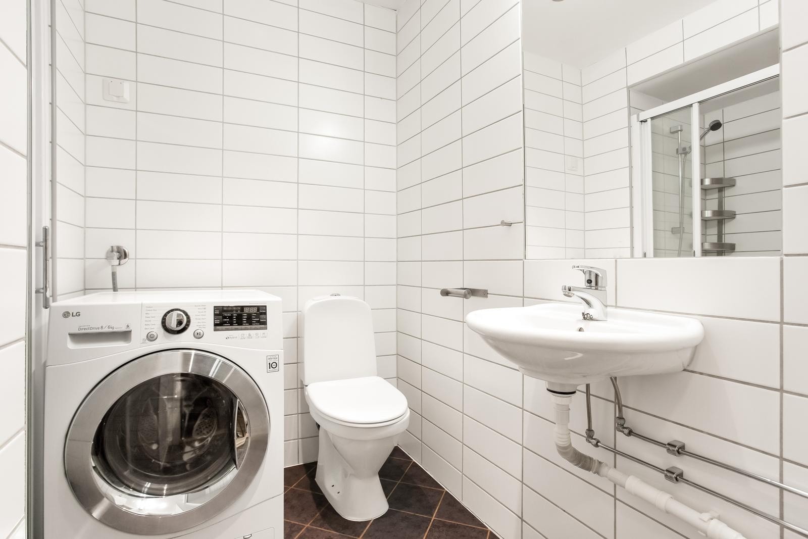 Helfliset baderom med vaskemaskin Galleribilde