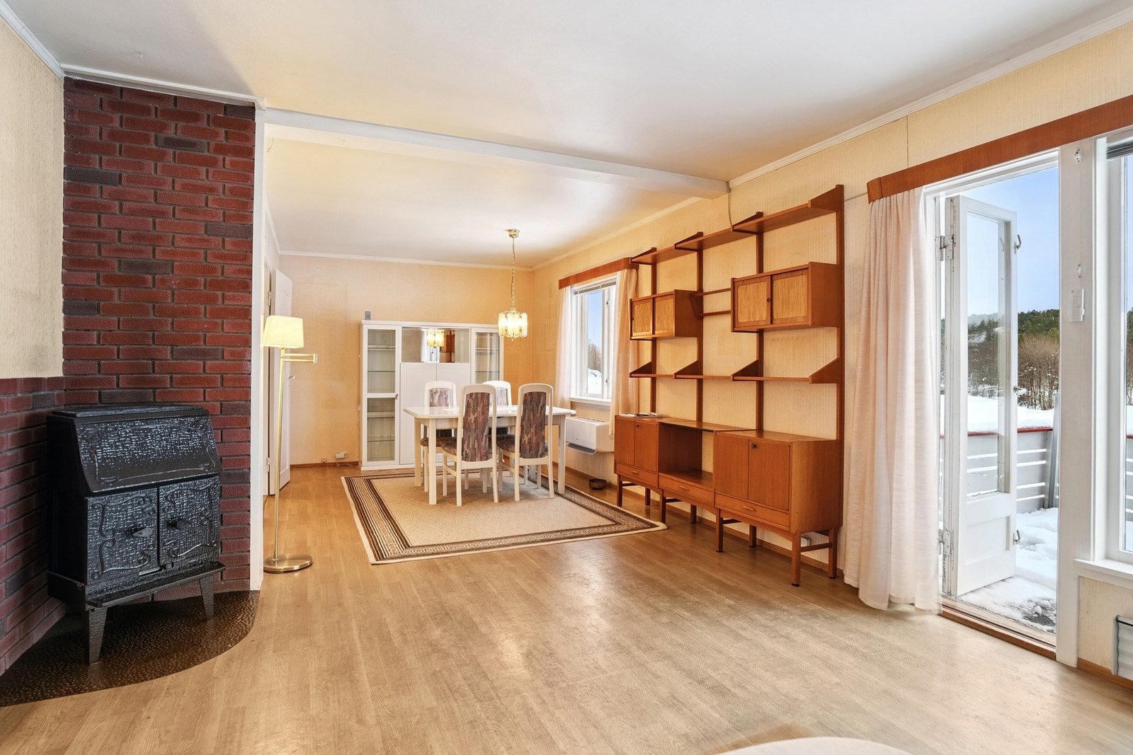 Stue på hovedplan med vedovn Galleribilde