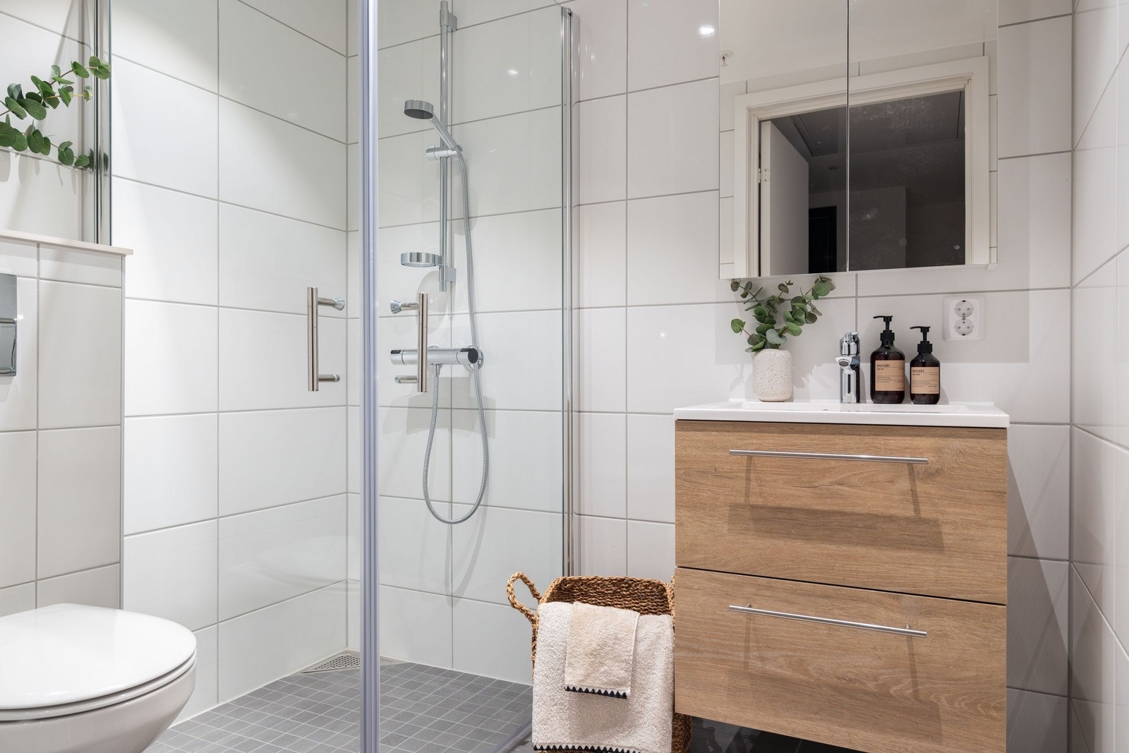 Delikat baderom med gulvvarme - egen bod ved siden av badet med opplegg for vaskemaskin Galleribilde