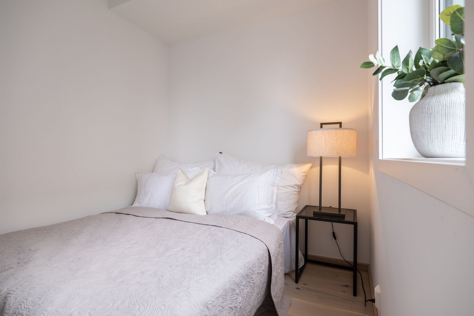 Soverom med plass til dobbeltseng Galleribilde