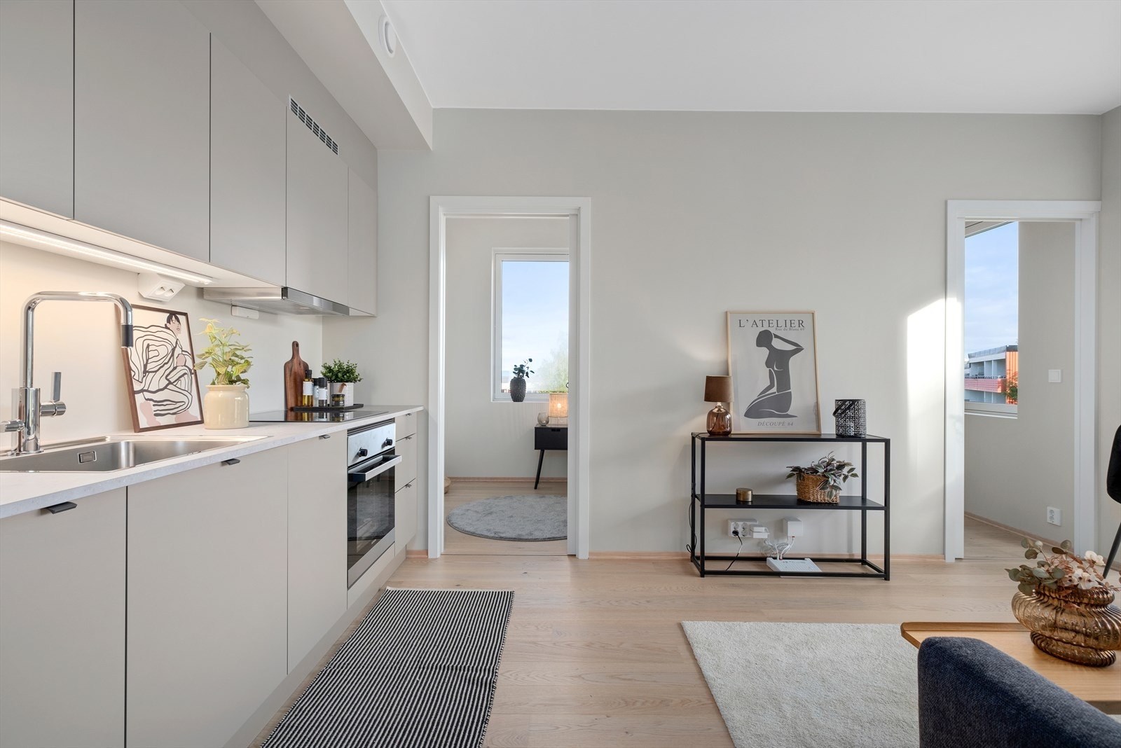 Pent og moderne kjøkken fra HTH med Siemens hvitevarer. Galleribilde