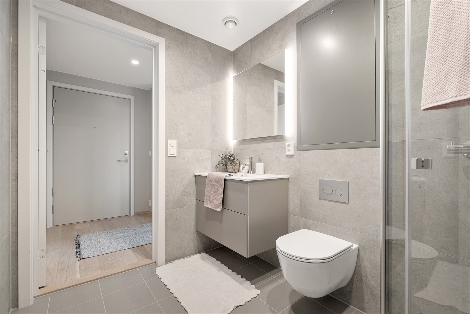 Badet er på 4,5kvm med opplegg for vaskemaskin. Galleribilde