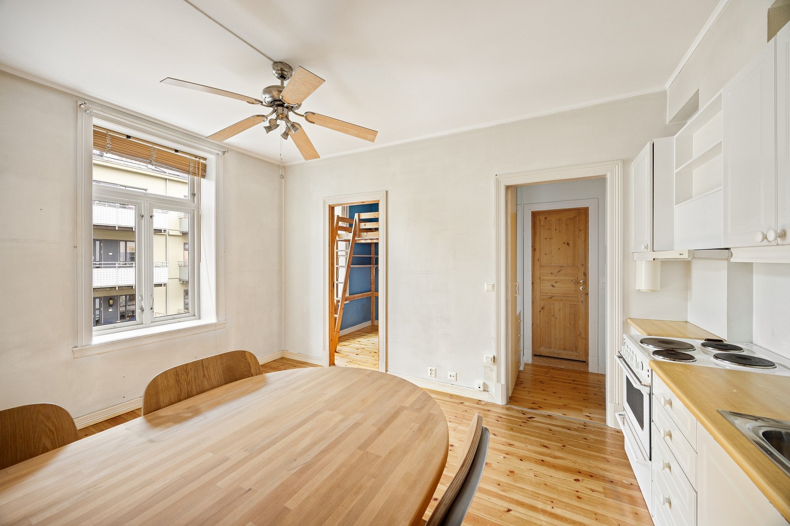 Store vindusflater sørger for rikelig med naturlig lysinnslipp. Galleribilde