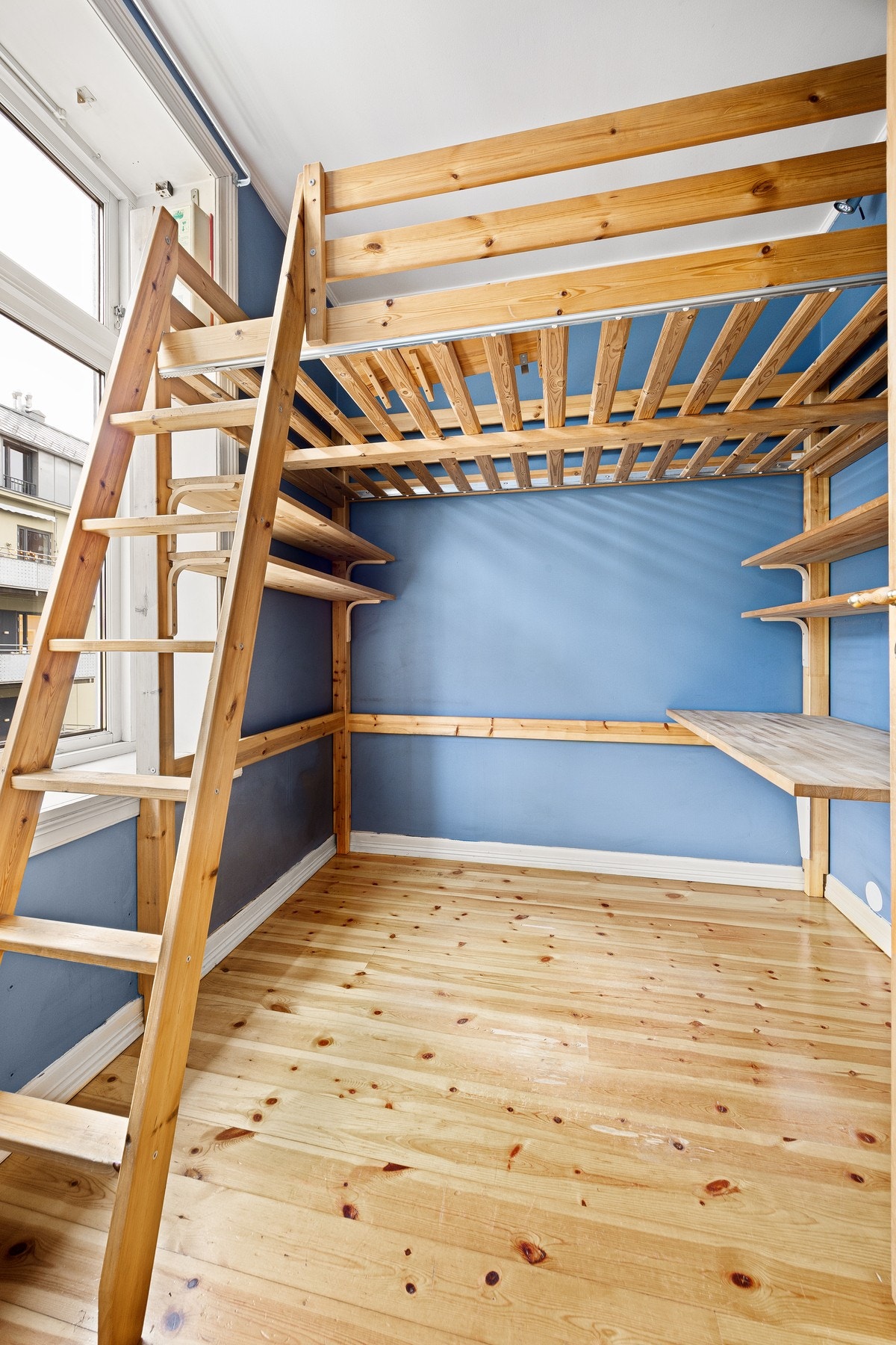 Soverom med montert sovehems som gir muligheten for praktisk hjemmekontorløsning. Galleribilde