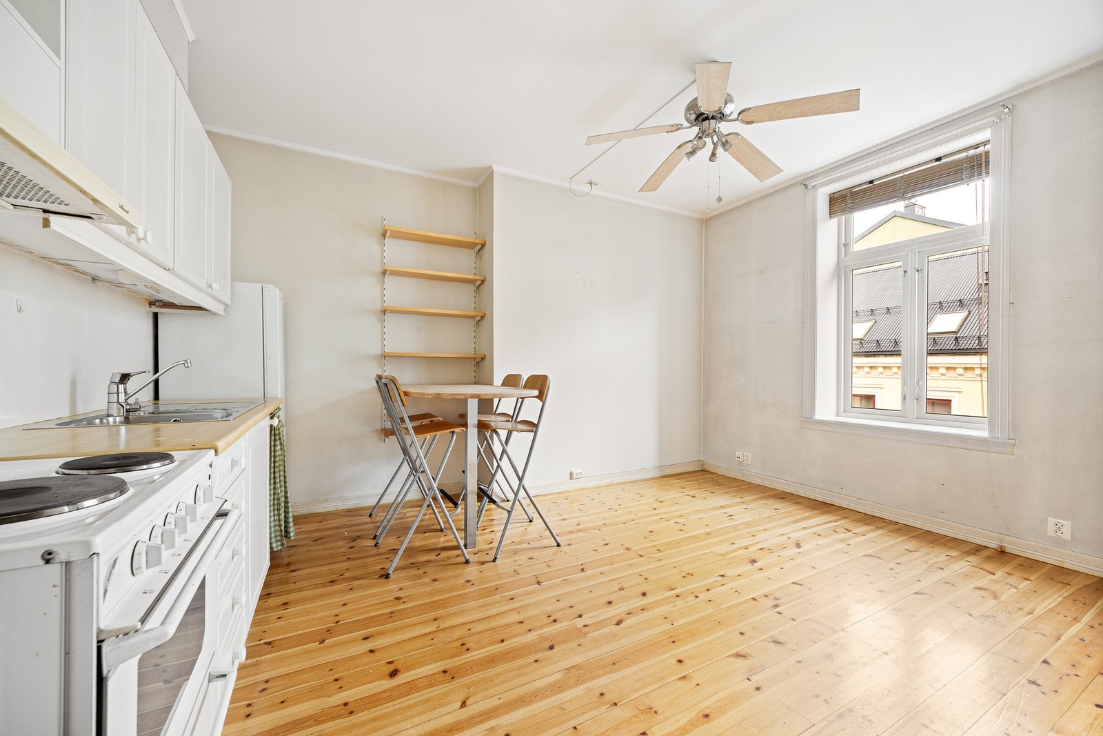 Stue og kjøkken i åpen løsning legger godt til rette for hyggelige, sosiale sammenkomster. Galleribilde