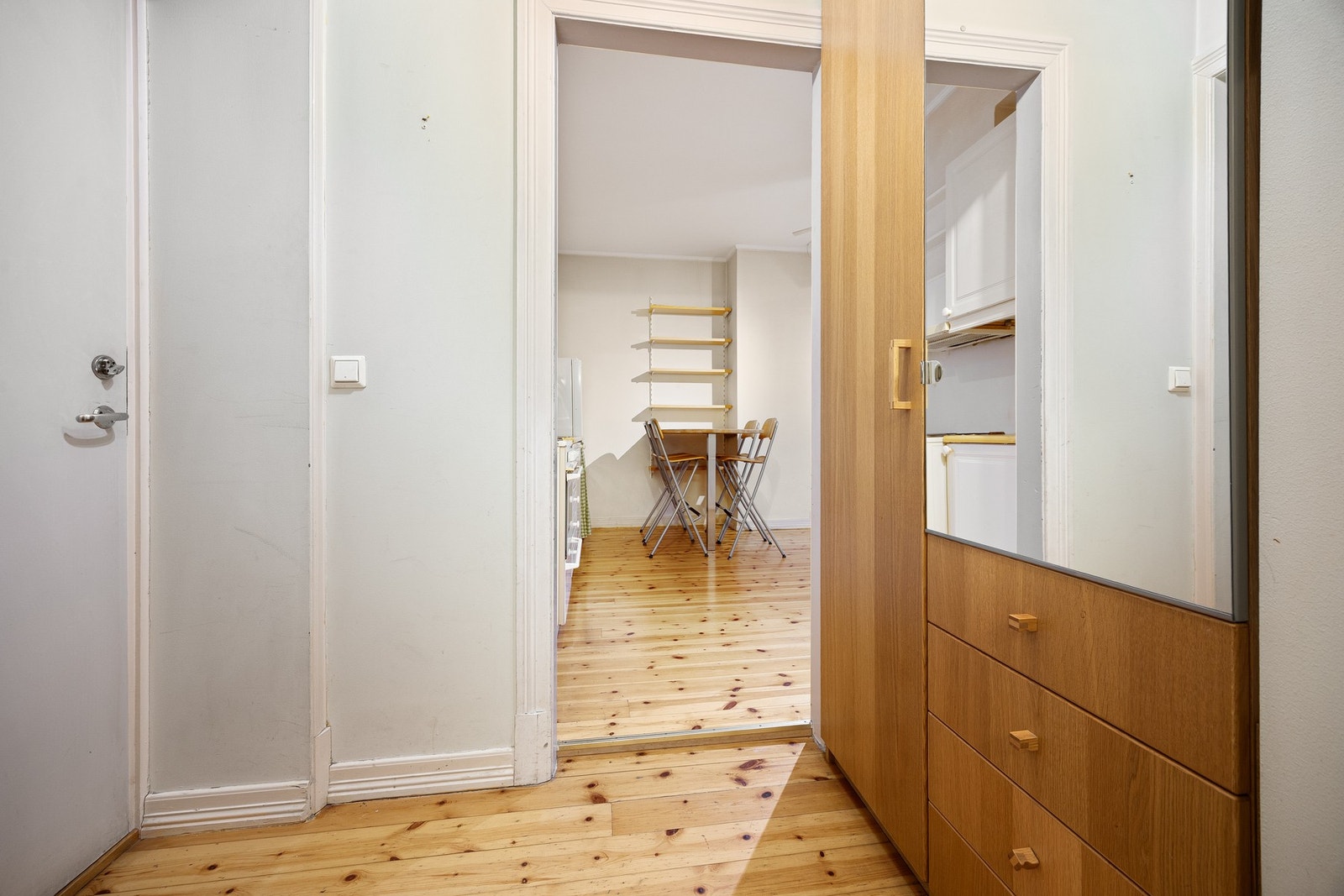 Plass til garderobeskap i entréen. Galleribilde