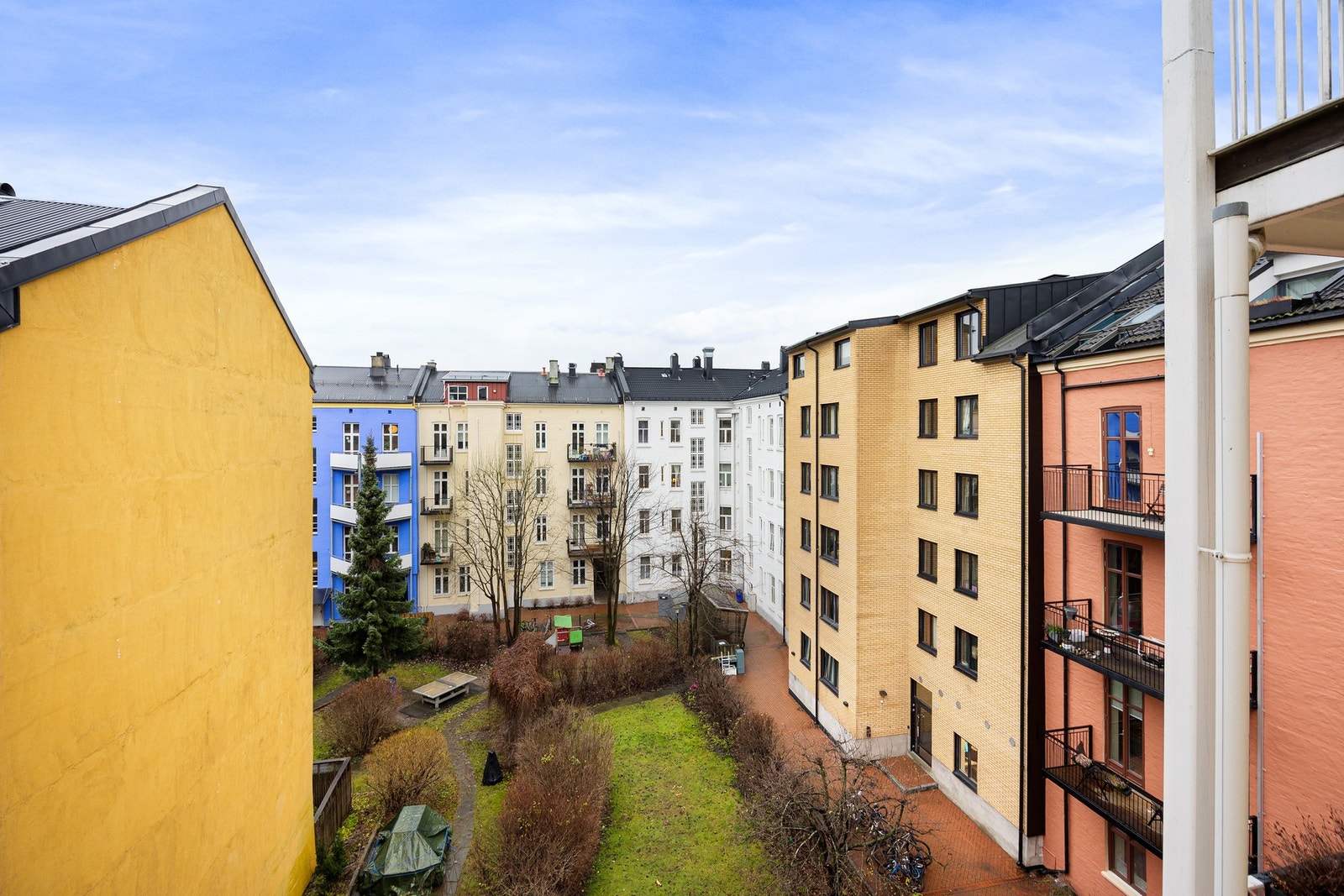 Tilgang til pent opparbeidet felles bakgård. Galleribilde