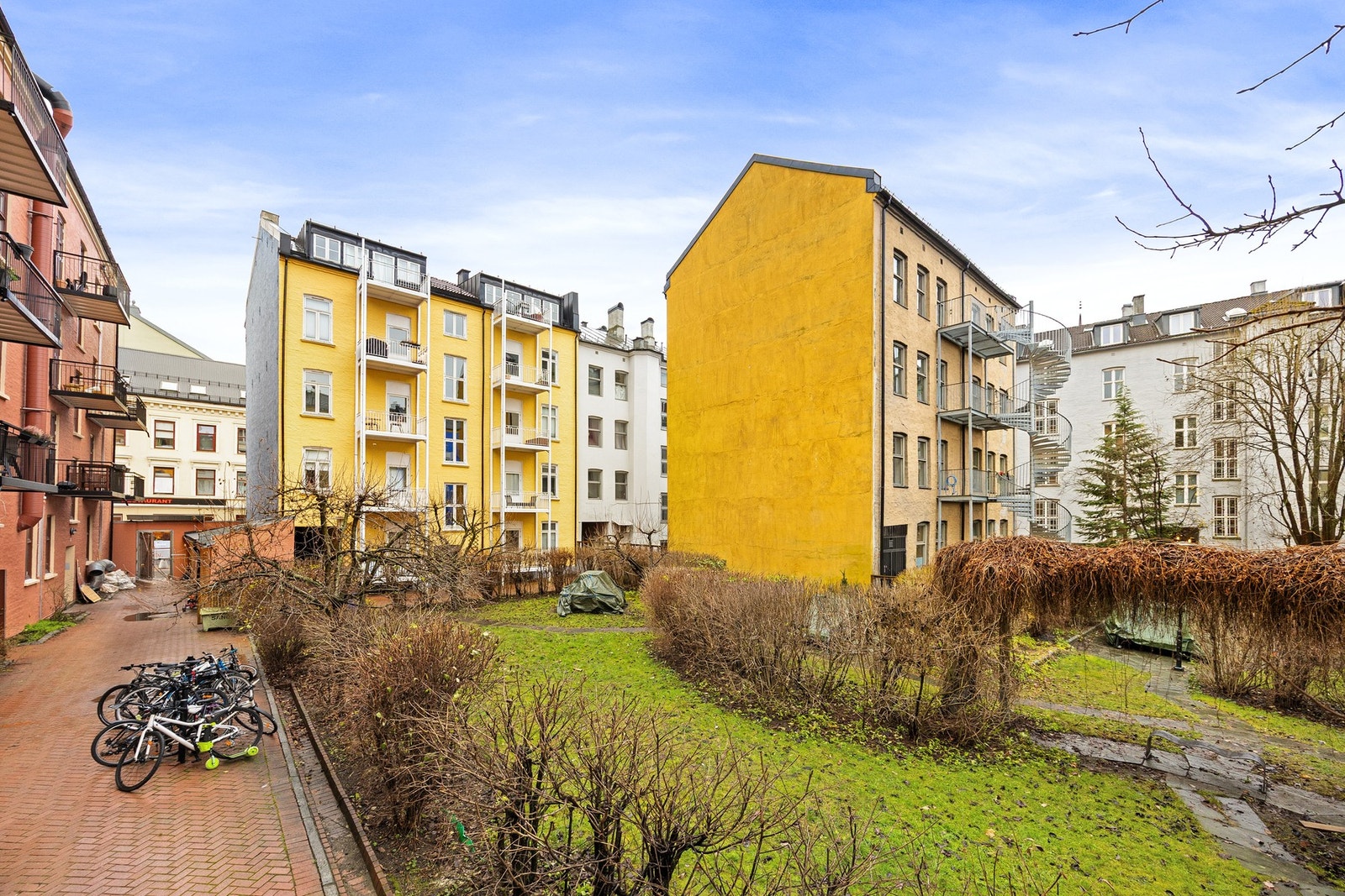 Felles bakgård. Galleribilde