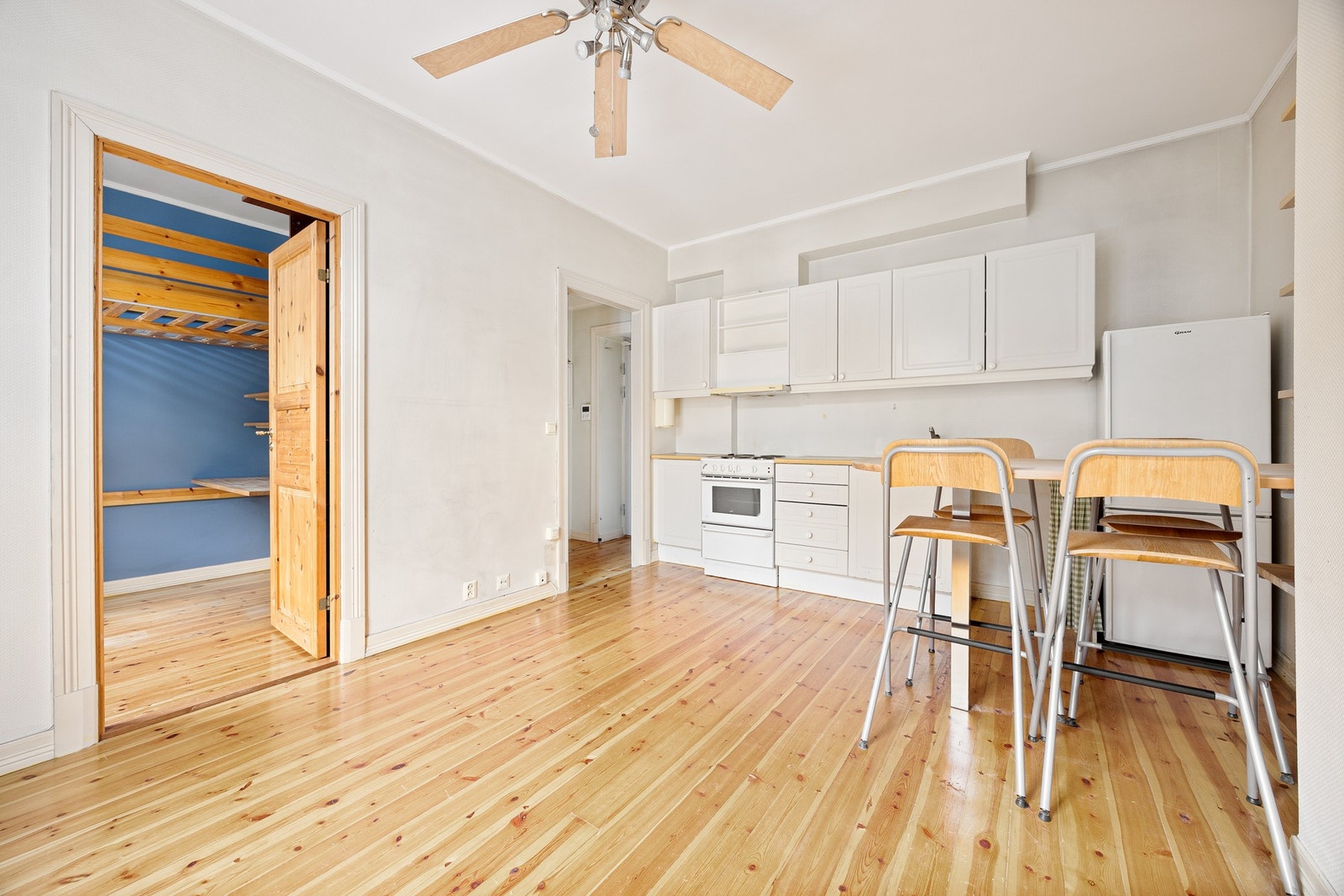 Gulv av lakket furu i hele leiligheten, med unntak av badet. Galleribilde